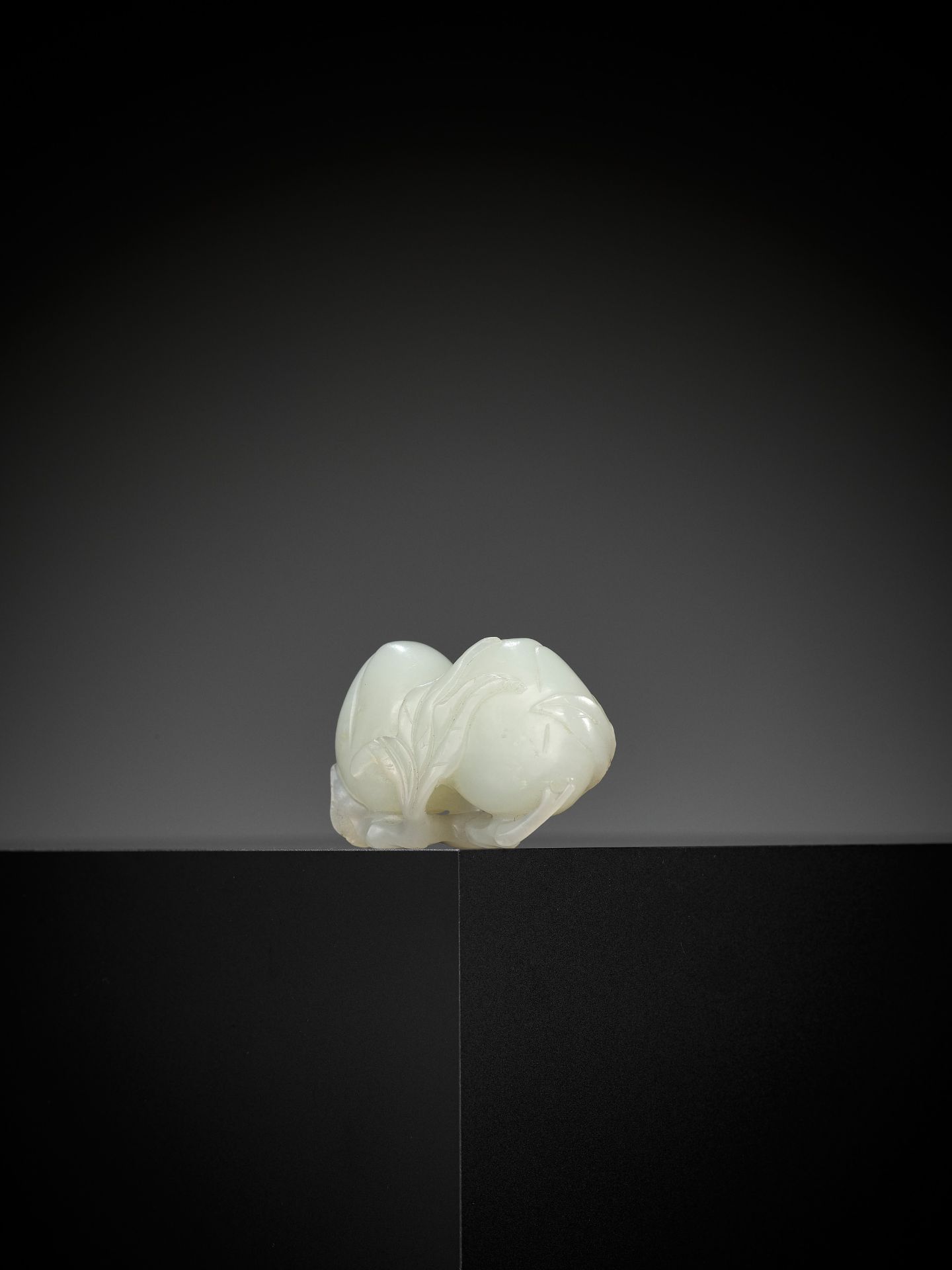 A WHITE JADE 'DOUBLE PEACH' CARVING, QING DYNASTY - Bild 3 aus 9