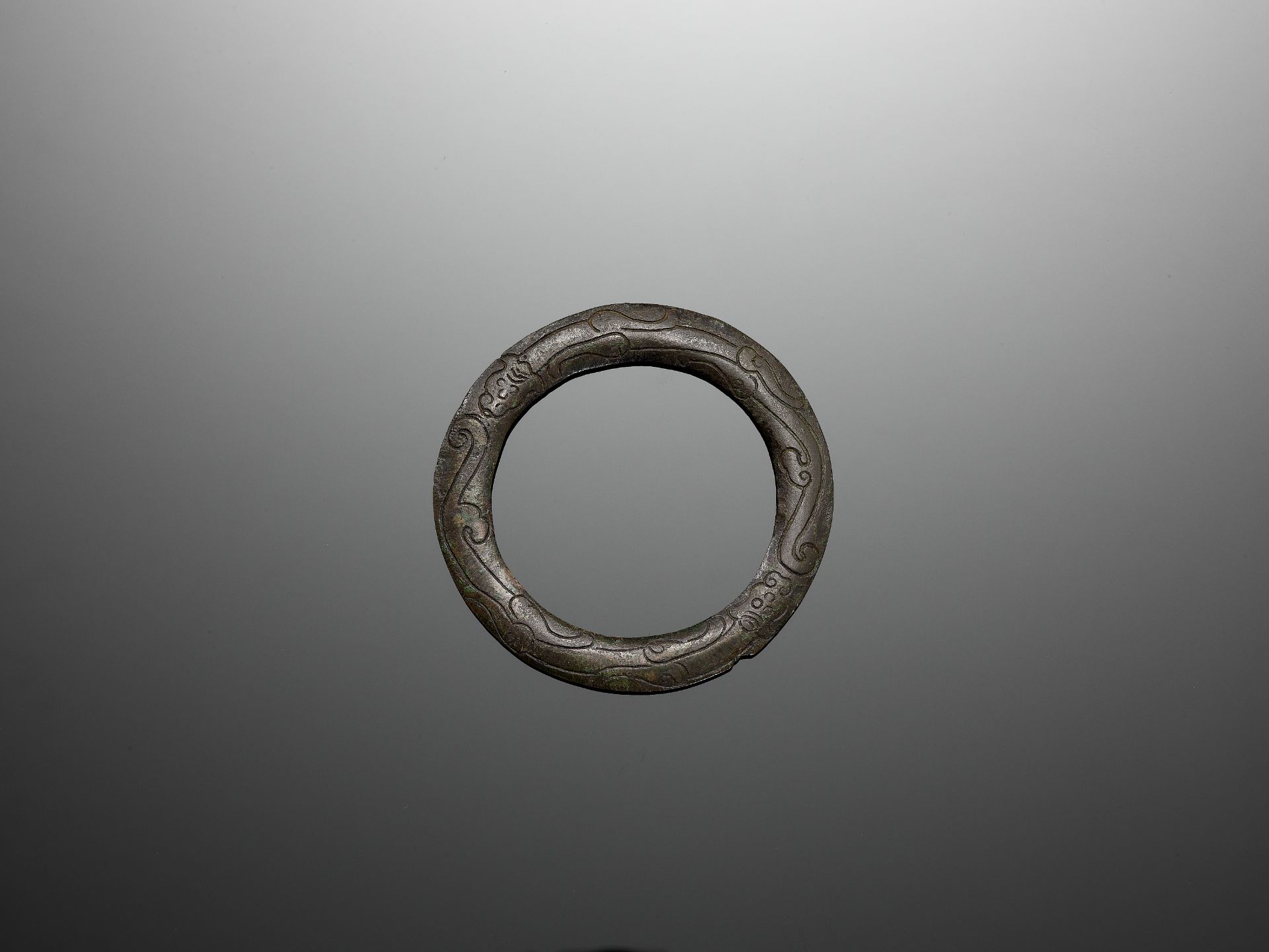 A SILVER AND GOLD INLAID BRONZE BANGLE, WARRING STATES TO WESTERN HAN - Bild 9 aus 9