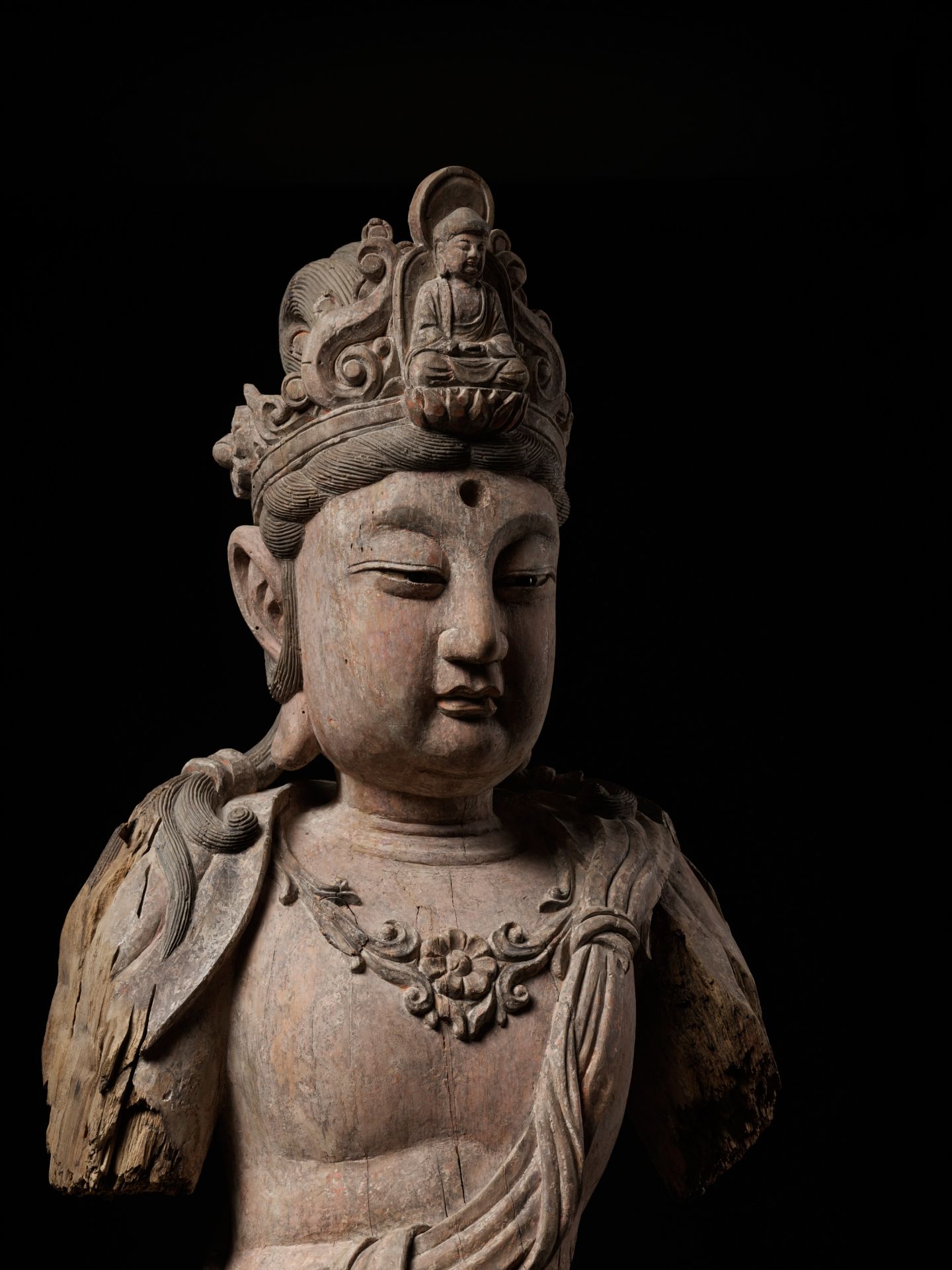 A MONUMENTAL WOOD STATUE OF GUANYIN, QING DYNASTY - Bild 12 aus 16