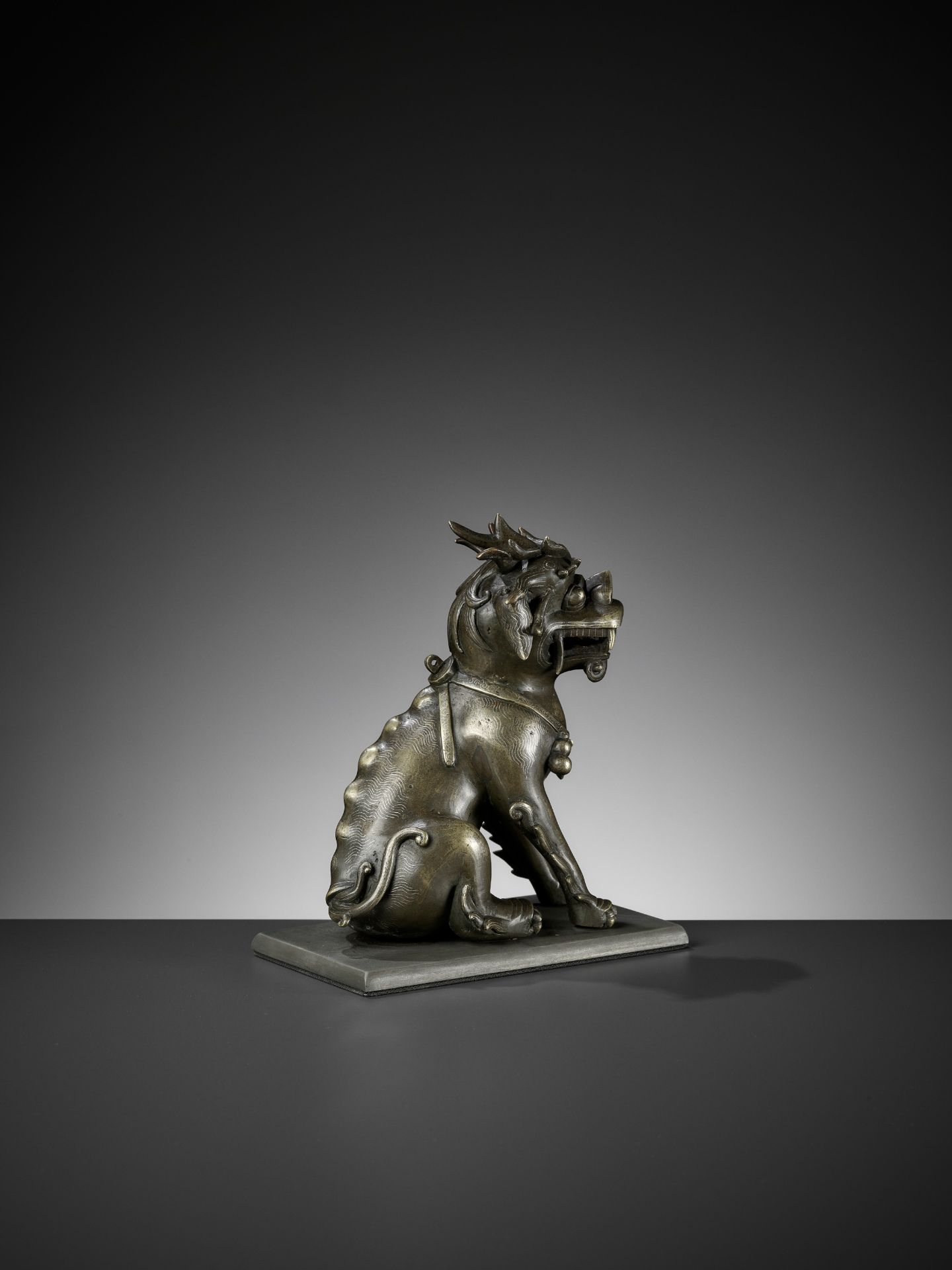 A SILVER WIRE-INLAID BRONZE FIGURE OF A QILIN, ATTRIBUTED TO SHISOU, QING DYNASTY - Image 8 of 12