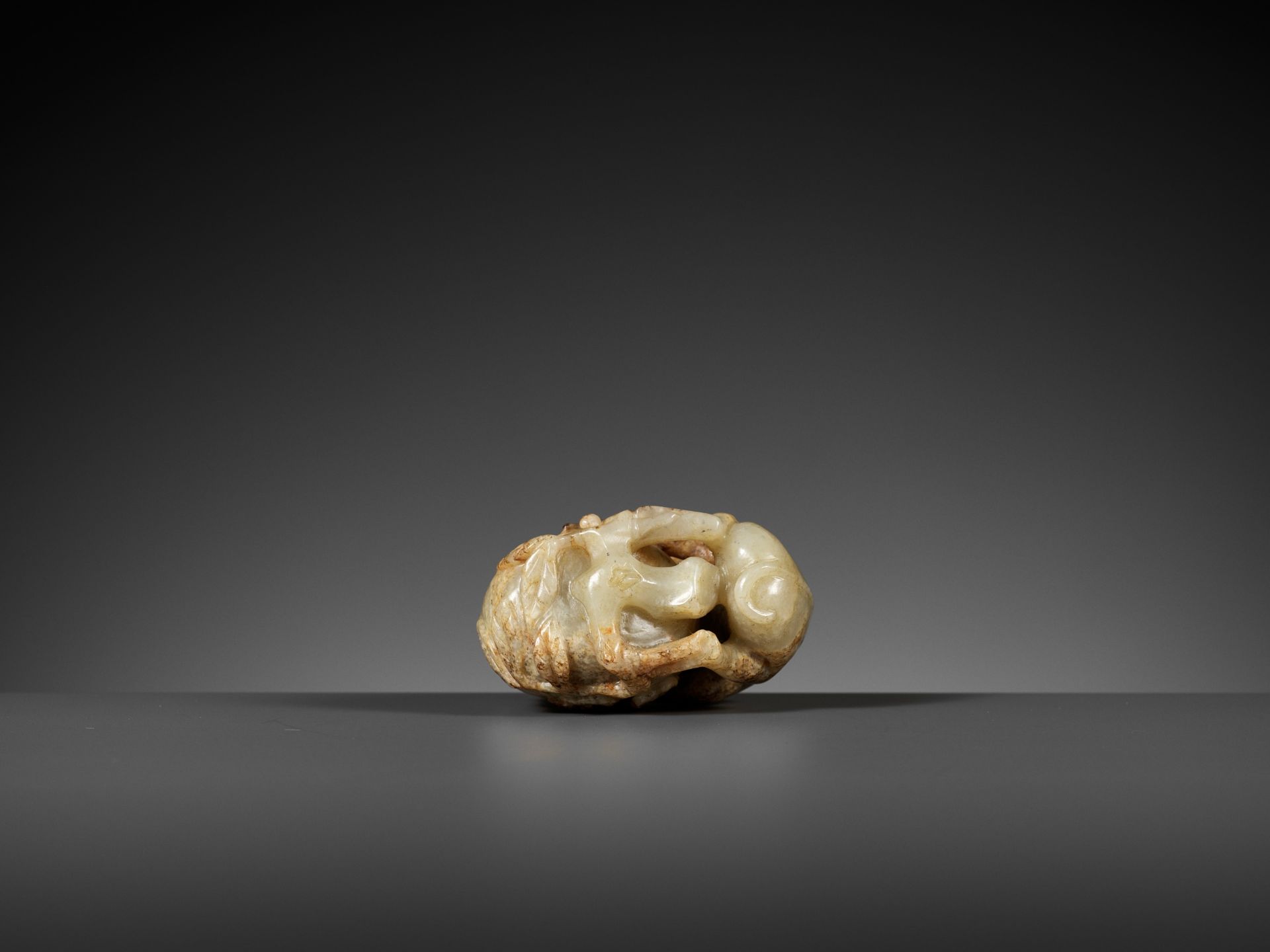 A MOTTLED PALE CELADON JADE 'MONKEY AND PEACH' FIGURE, 17TH - 18TH CENTURY - Bild 10 aus 10