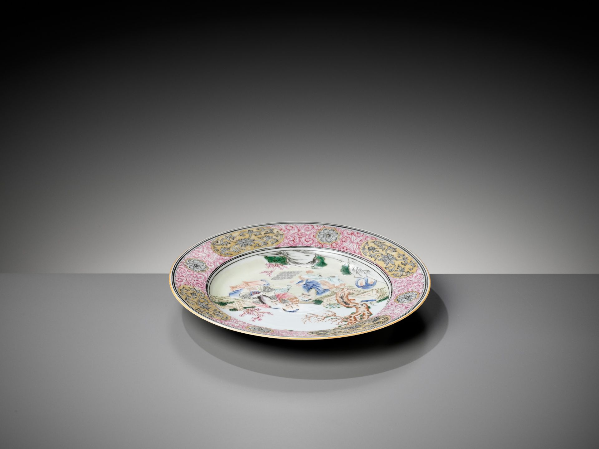 A GILT, ENAMELED AND GRISAILLE-DECORATED FAMILLE ROSE 'WEIQI PLAYERS' DISH, 18TH CENTURY - Bild 5 aus 7