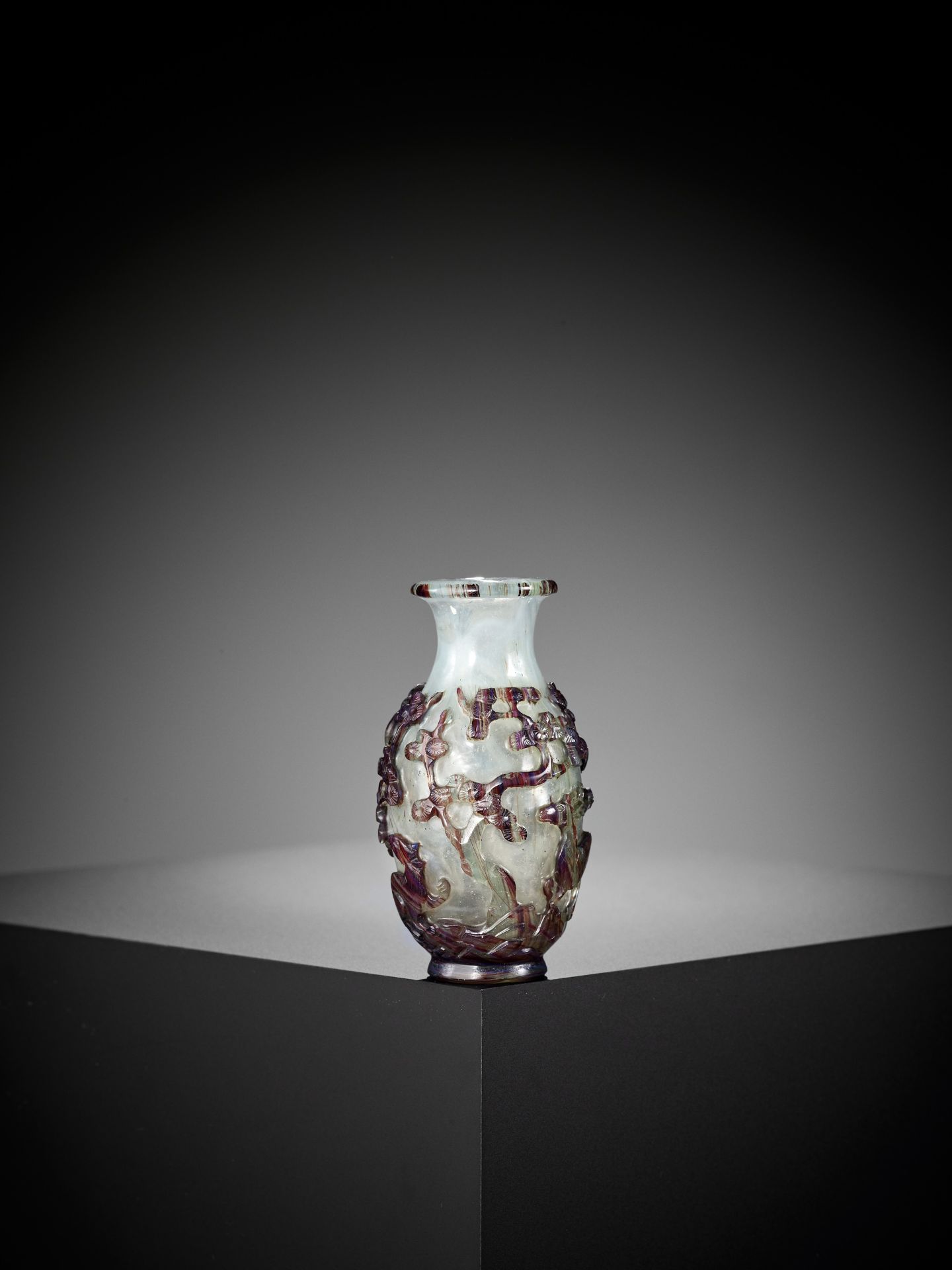 A 'BANDED AGATE' OVERLAY GLASS VASE, 18TH CENTURY - Bild 7 aus 9