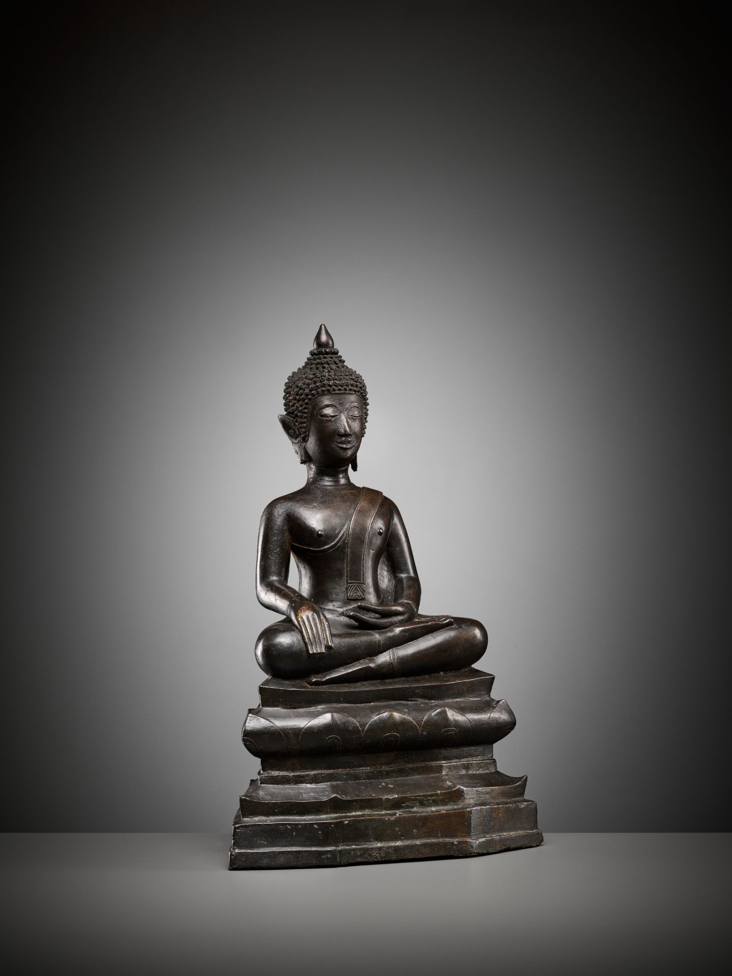 A BRONZE FIGURE OF BUDDHA SHAKYAMUNI, 16TH-17TH CENTURY - Bild 9 aus 11