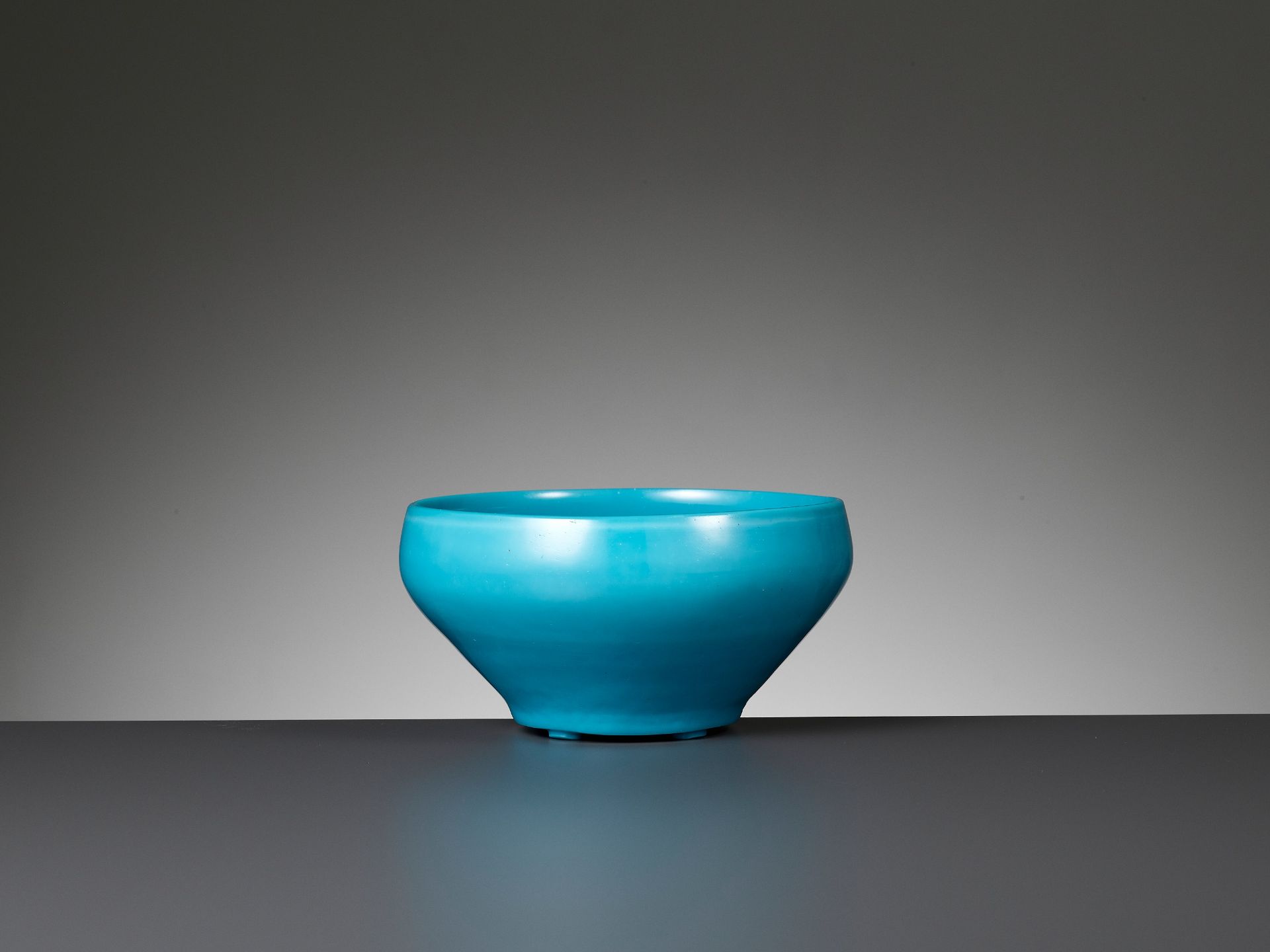 A TURQUOISE GLASS ALMS BOWL, QING DYNASTY - Bild 2 aus 10