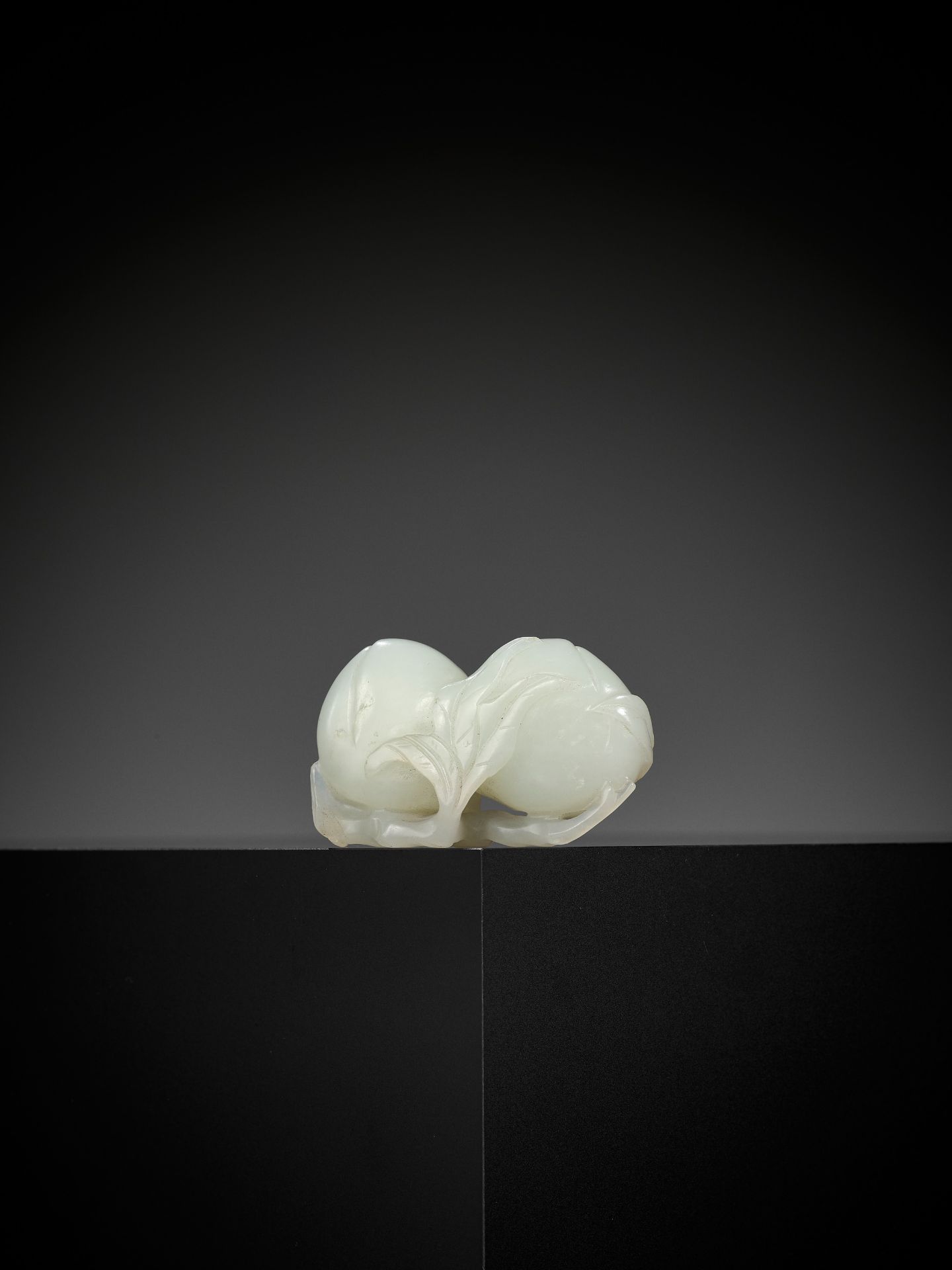 A WHITE JADE 'DOUBLE PEACH' CARVING, QING DYNASTY - Bild 2 aus 9