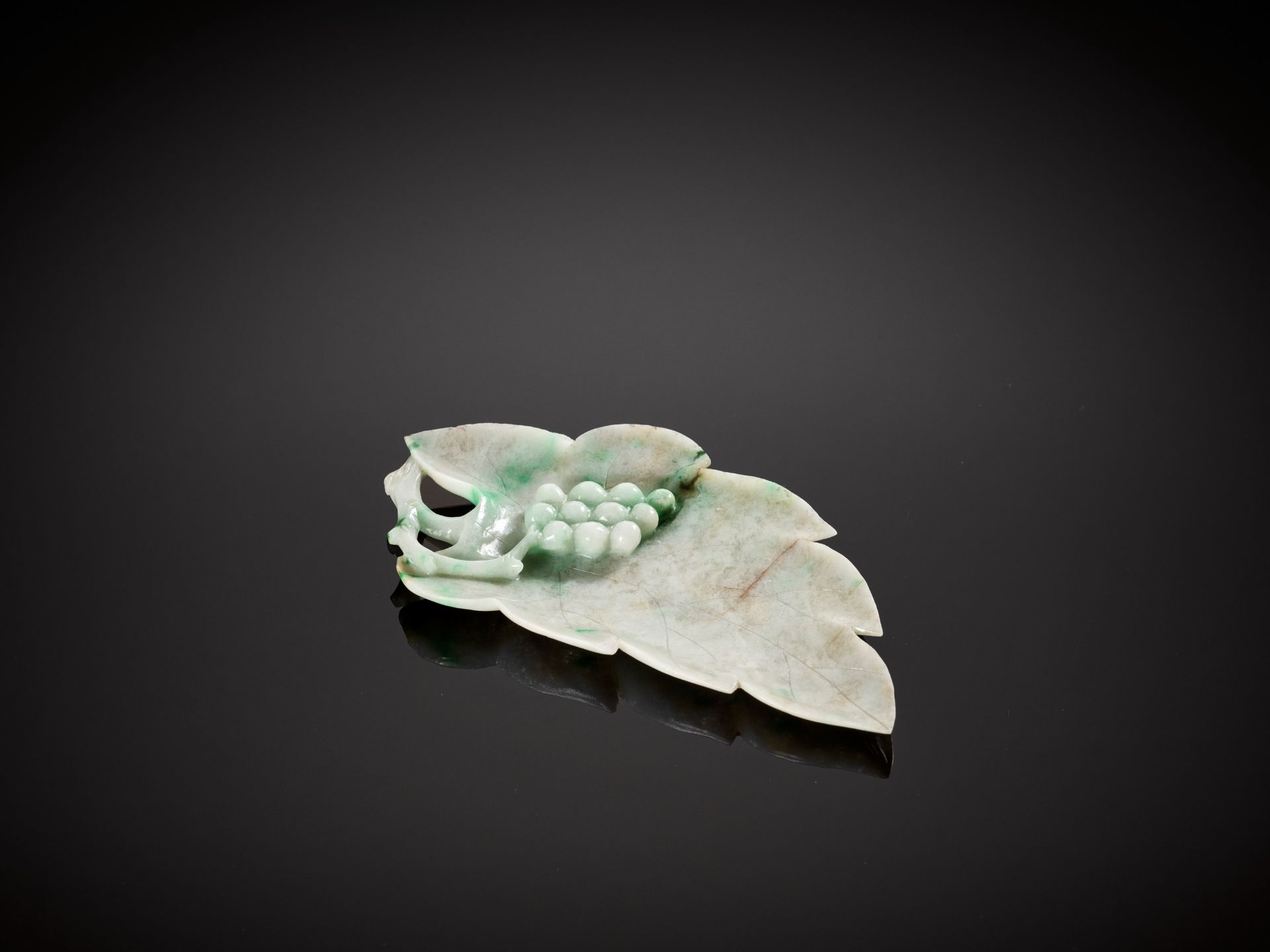 A JADEITE 'LEAF AND GRAPES' BRUSH WASHER, LATE QING TO REPUBLIC PERIOD - Bild 3 aus 10