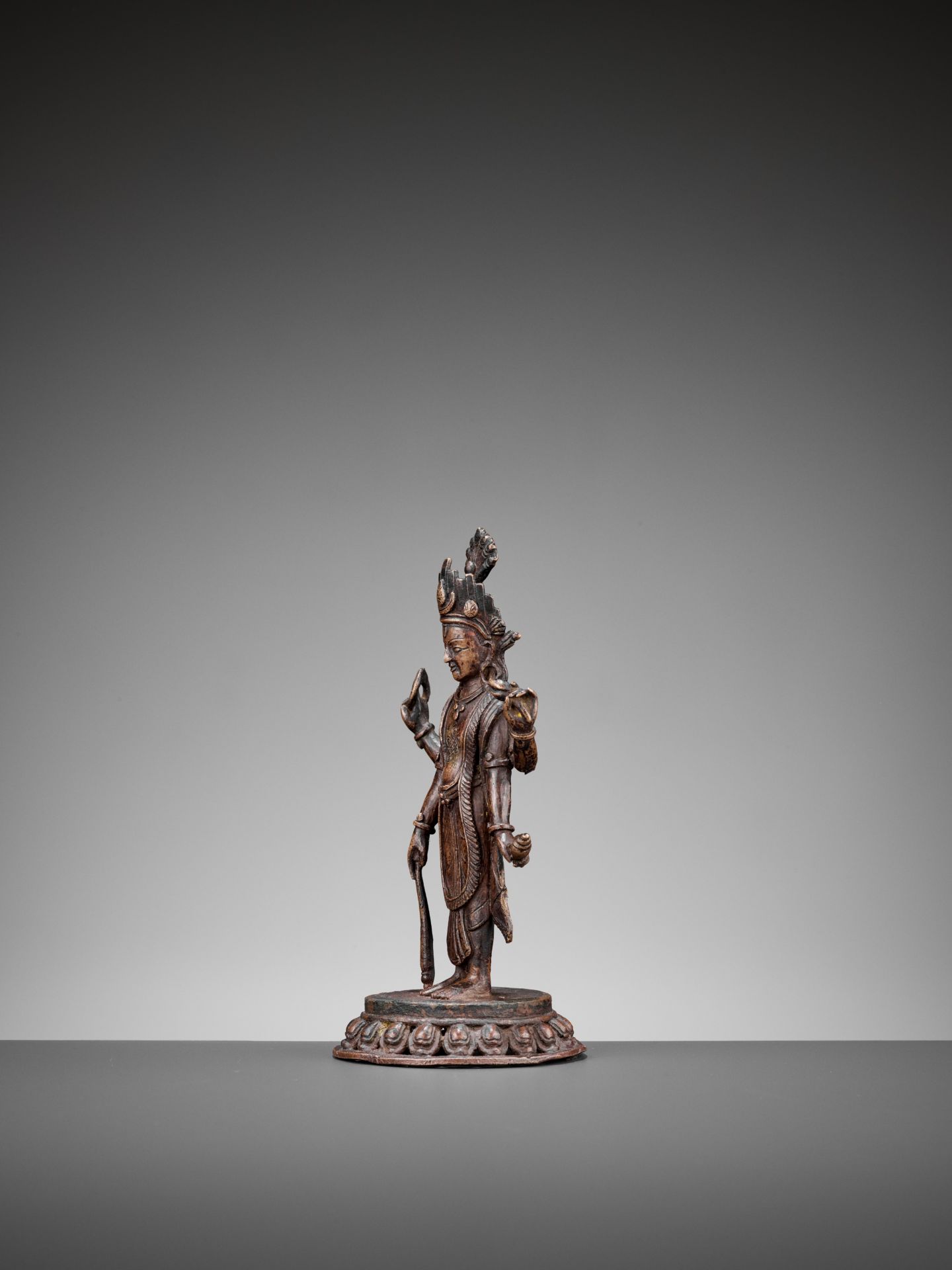 A BRONZE FIGURE OF VISHNU, 17TH-18TH CENTURY - Bild 4 aus 11