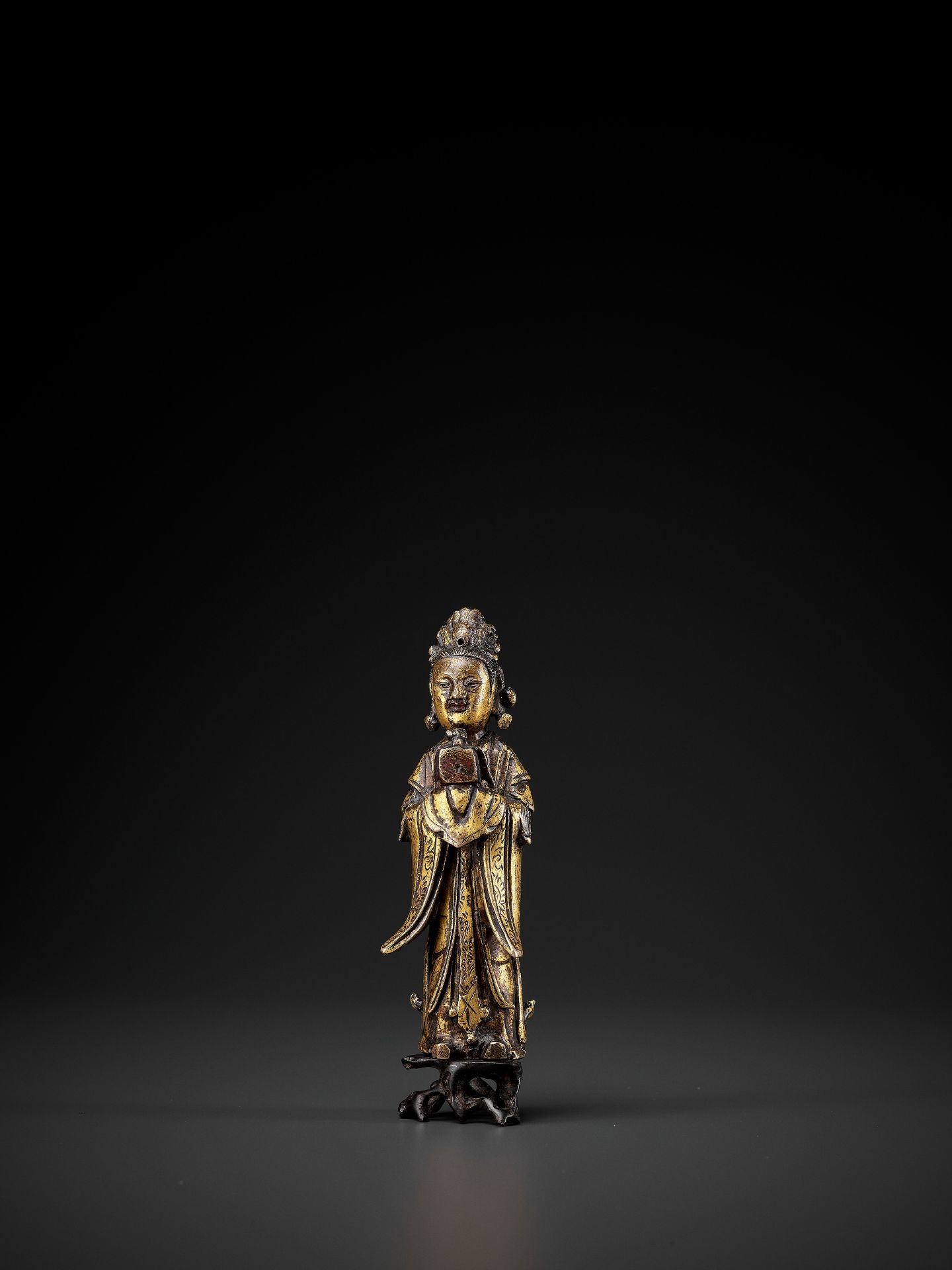 A GILT-BRONZE FIGURE OF A LADY, MING DYNASTY - Bild 2 aus 10