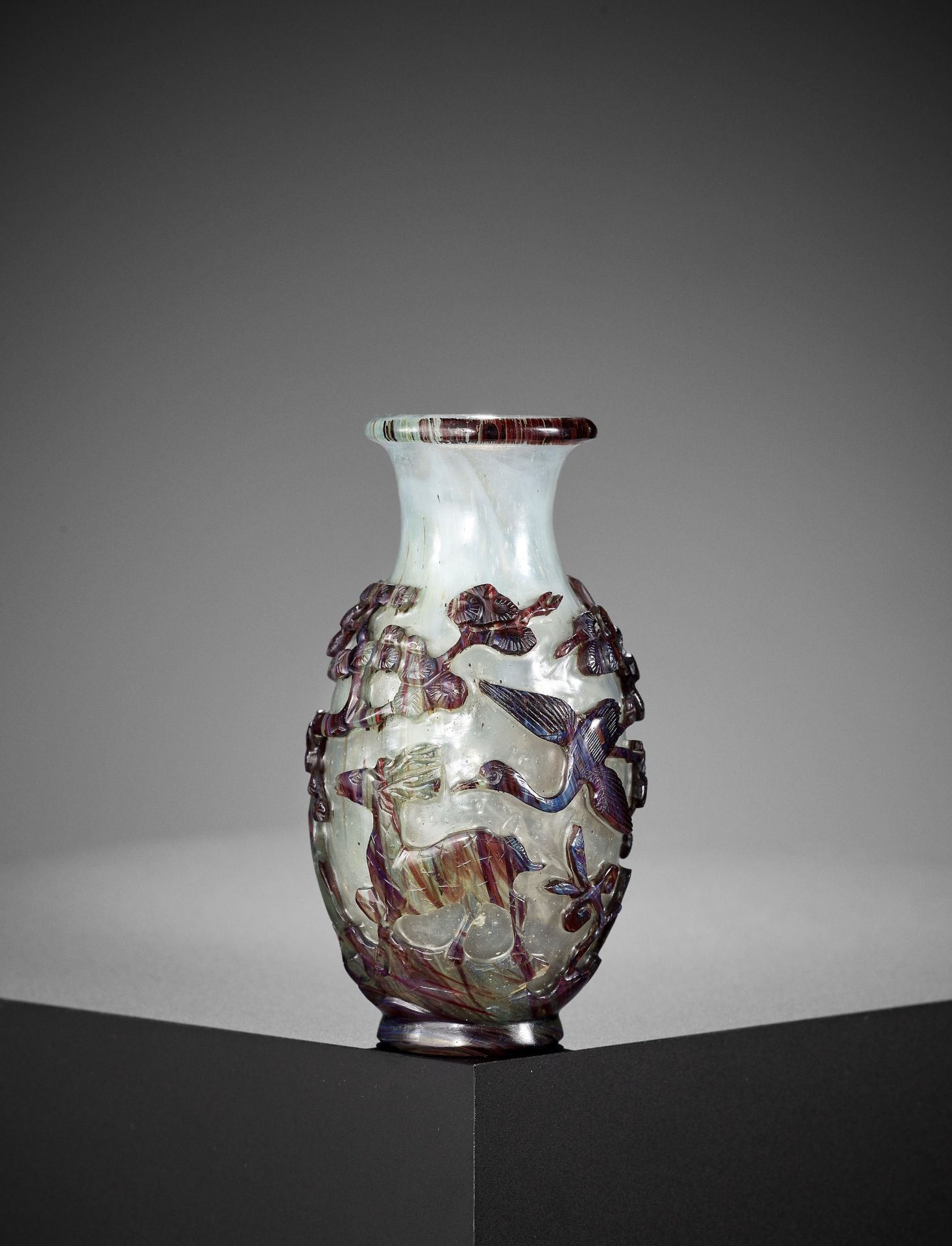 A 'BANDED AGATE' OVERLAY GLASS VASE, 18TH CENTURY