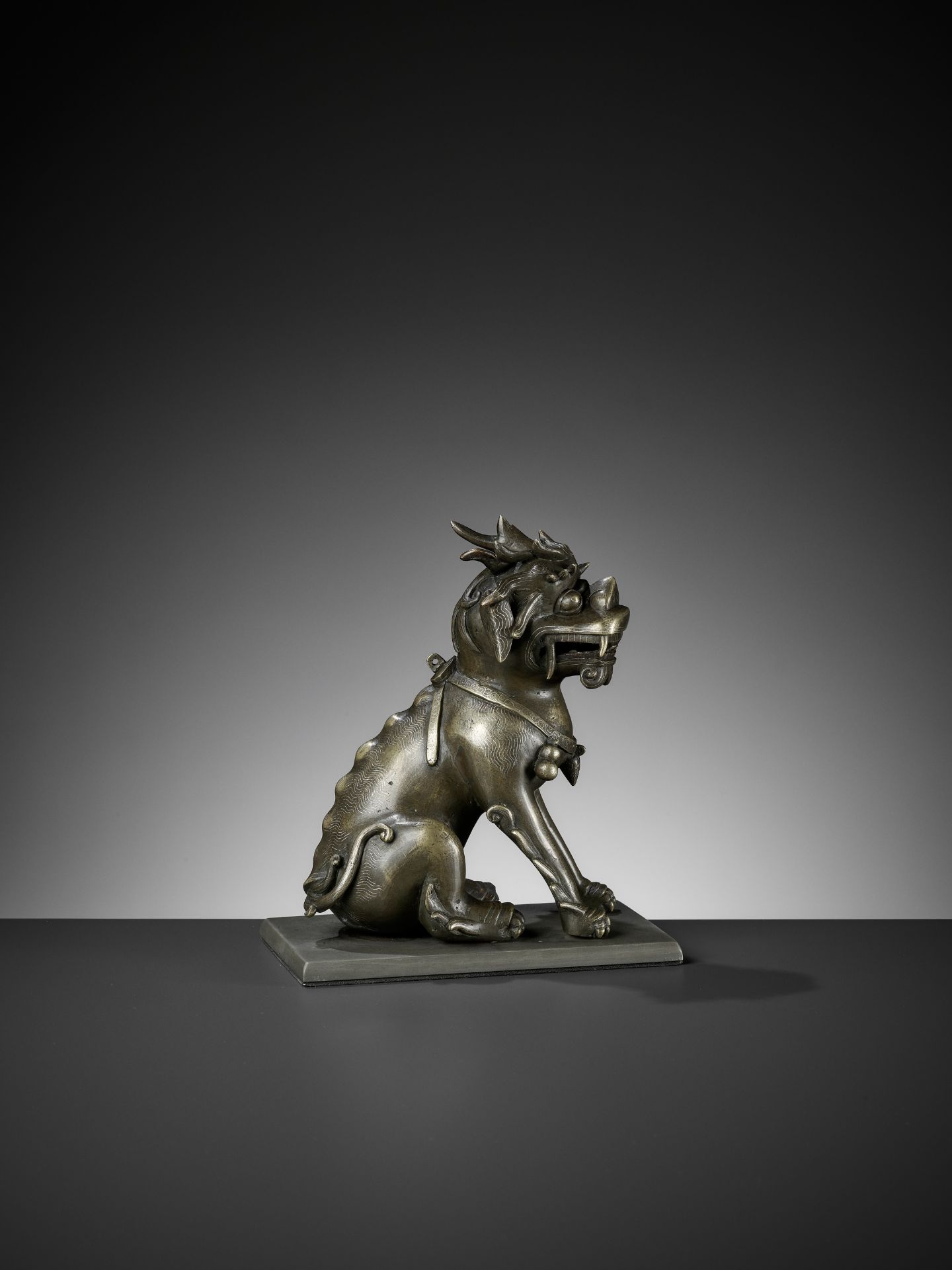 A SILVER WIRE-INLAID BRONZE FIGURE OF A QILIN, ATTRIBUTED TO SHISOU, QING DYNASTY - Image 10 of 12