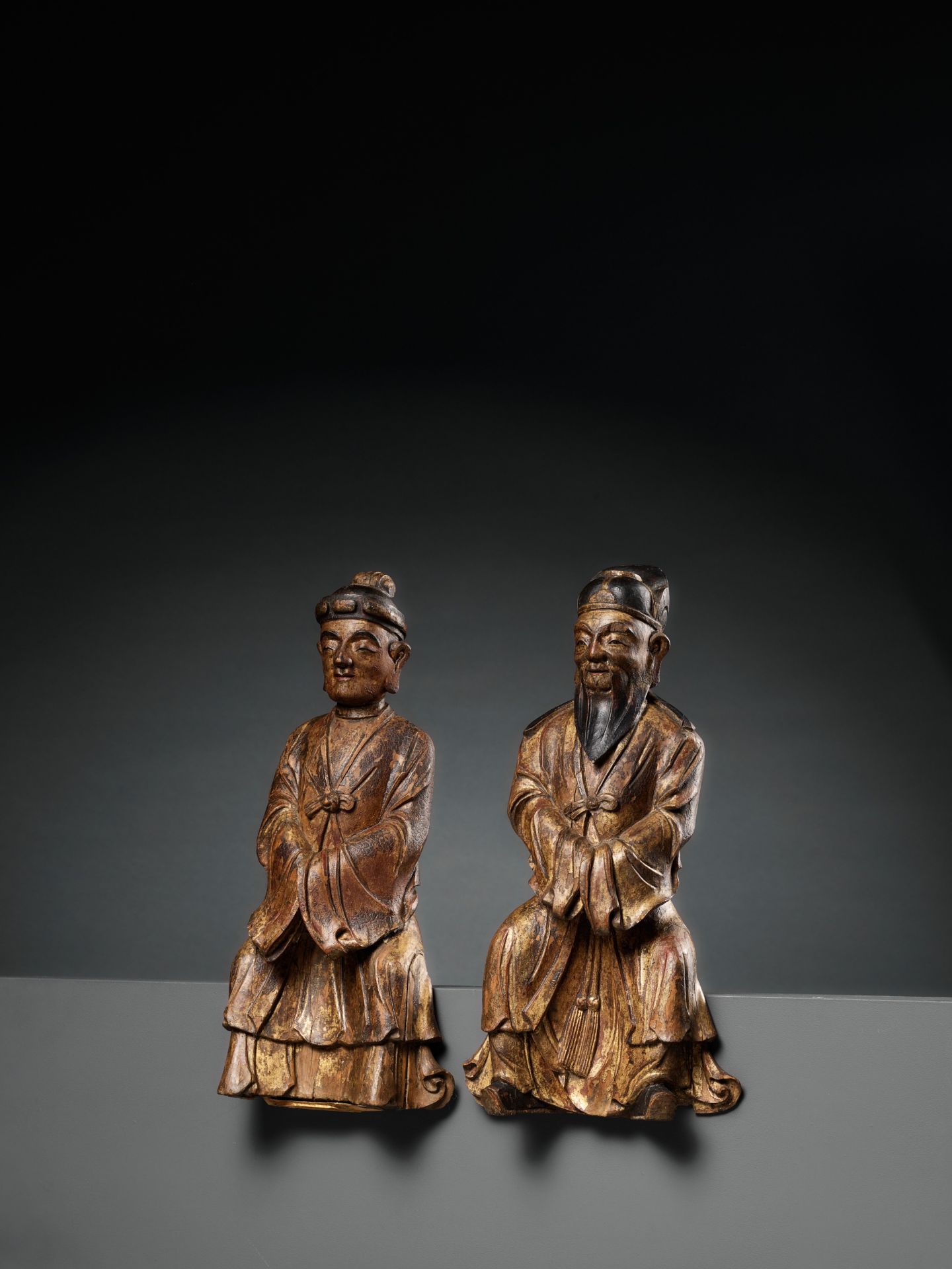 A PAIR OF GILT-LACQUERED HARDWOOD FIGURES OF DAOIST IMMORTALS, MING DYNASTY - Bild 7 aus 10