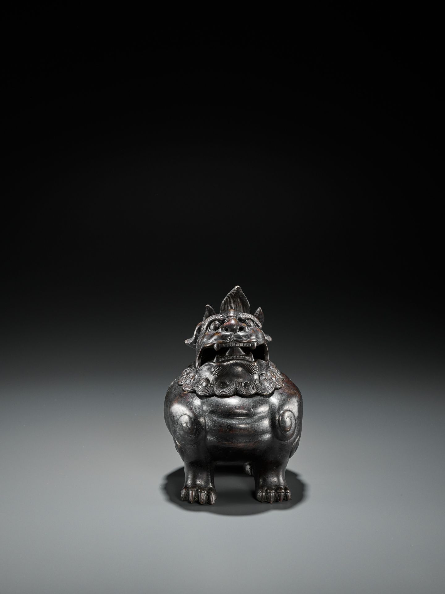 A BRONZE 'BUDDHIST LION' CENSER AND COVER, QING DYNASTY - Bild 7 aus 16