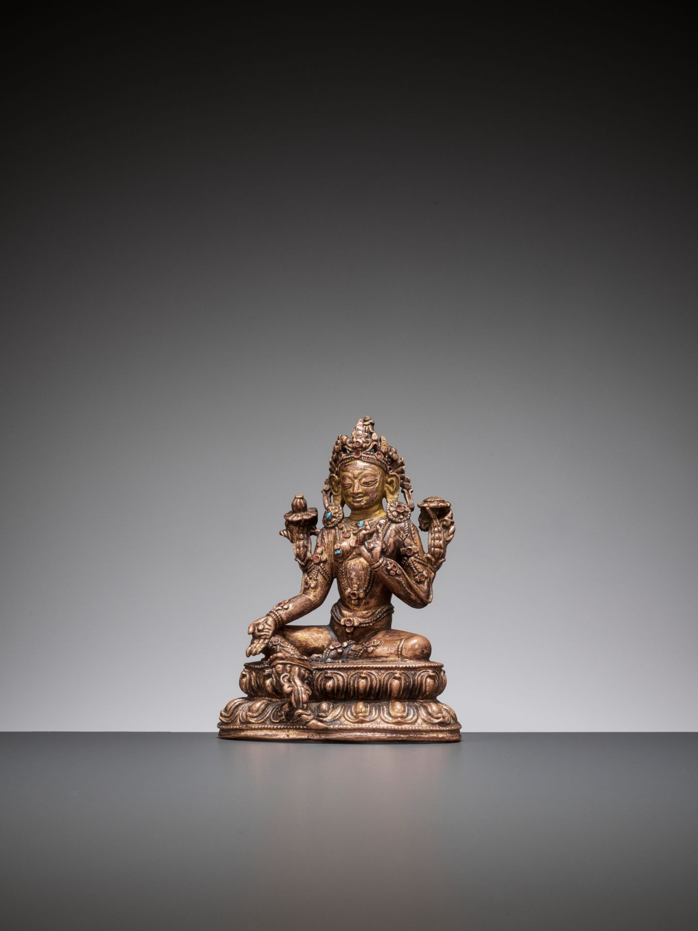 A GILT BRONZE FIGURE OF GREEN TARA, 15TH-16TH CENTURY - Bild 4 aus 10