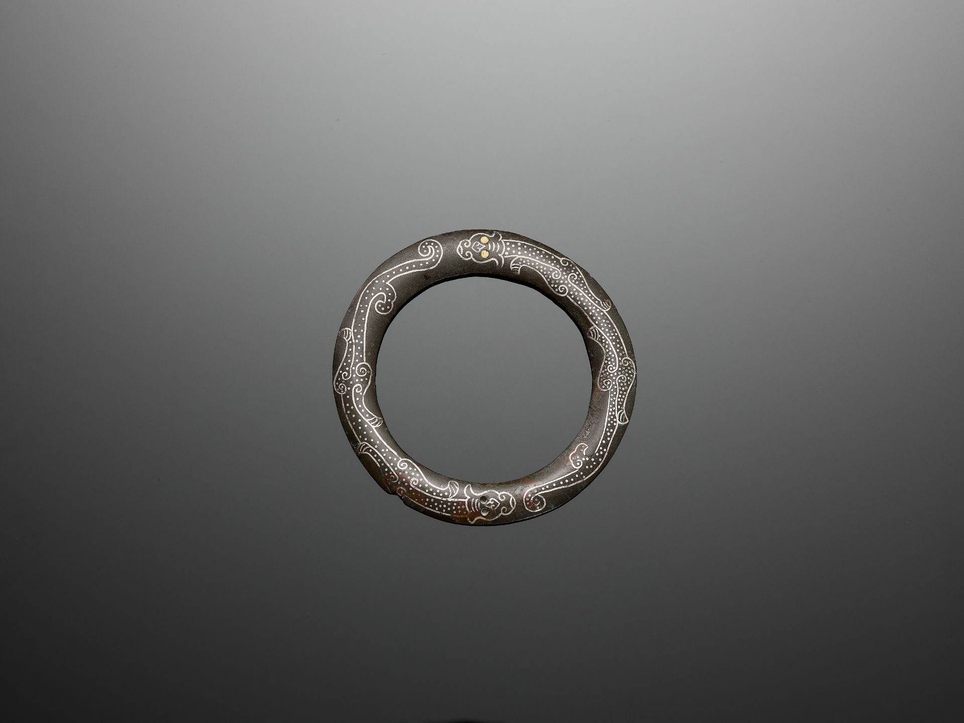 A SILVER AND GOLD INLAID BRONZE BANGLE, WARRING STATES TO WESTERN HAN - Bild 8 aus 9