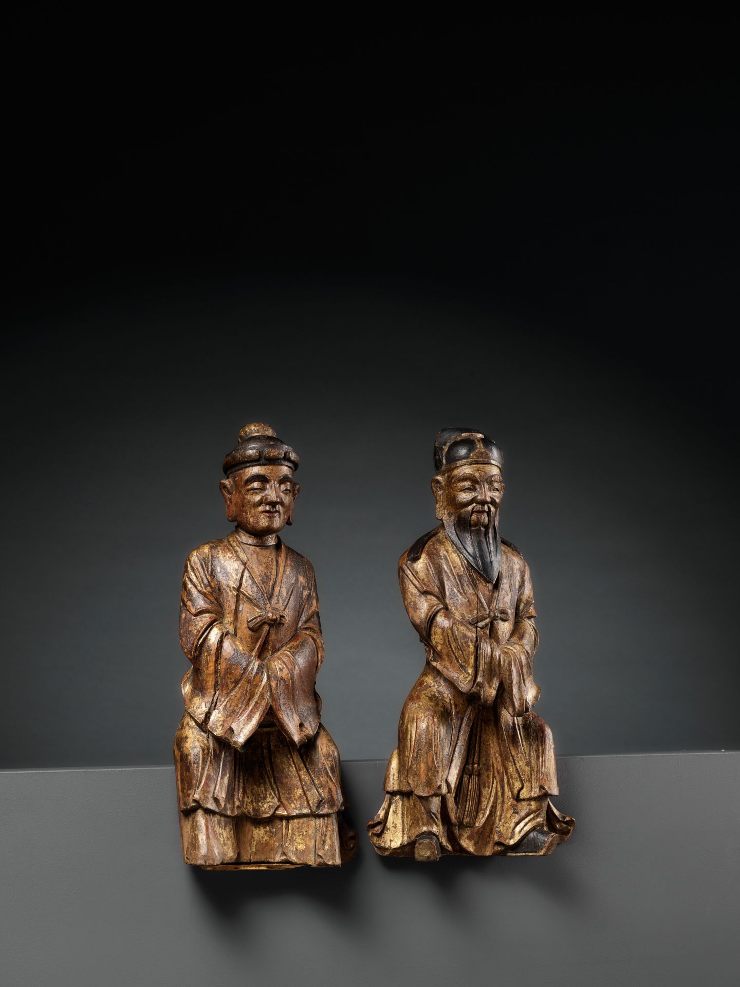 A PAIR OF GILT-LACQUERED HARDWOOD FIGURES OF DAOIST IMMORTALS, MING DYNASTY - Bild 8 aus 10