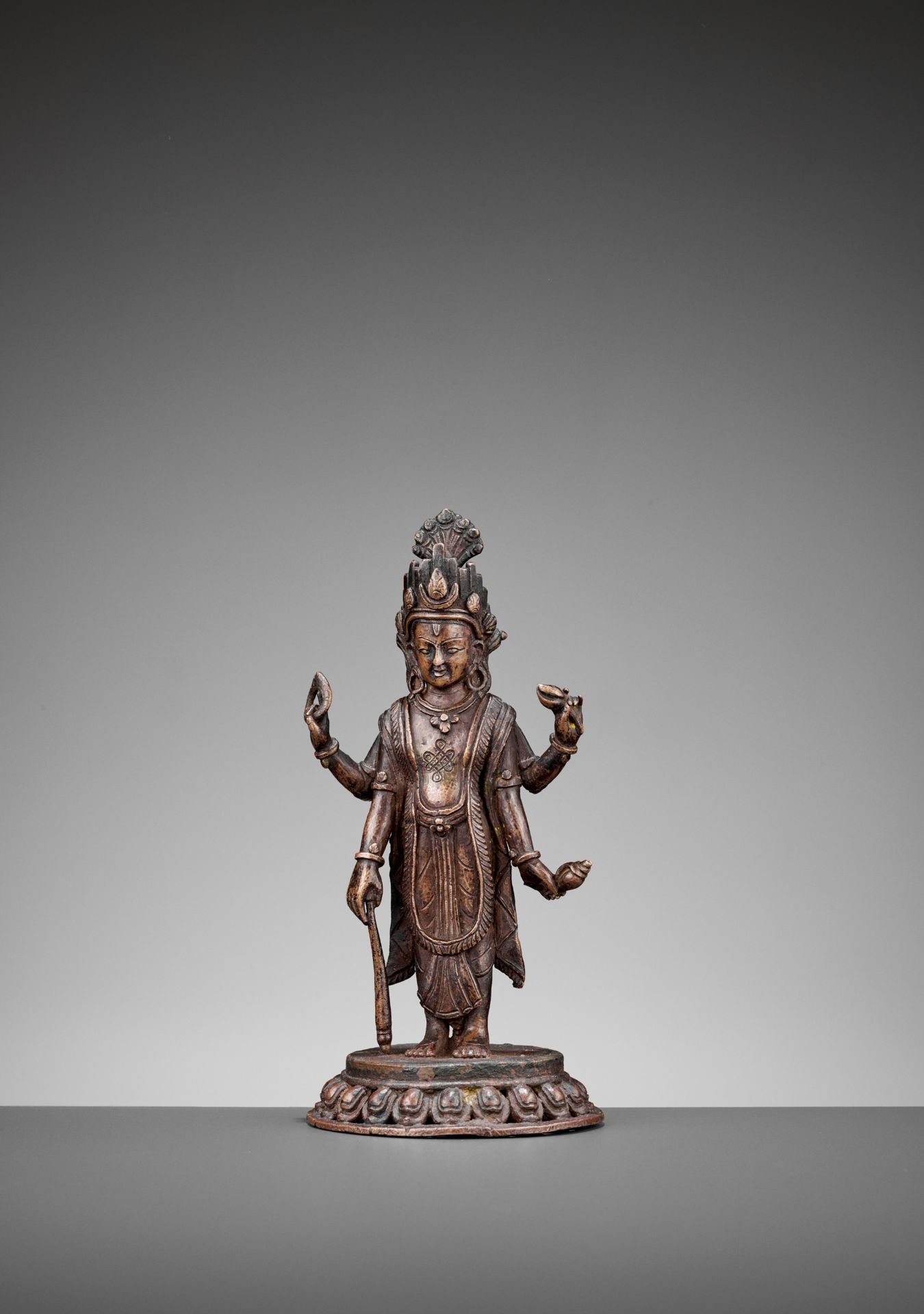 A BRONZE FIGURE OF VISHNU, 17TH-18TH CENTURY - Bild 2 aus 11