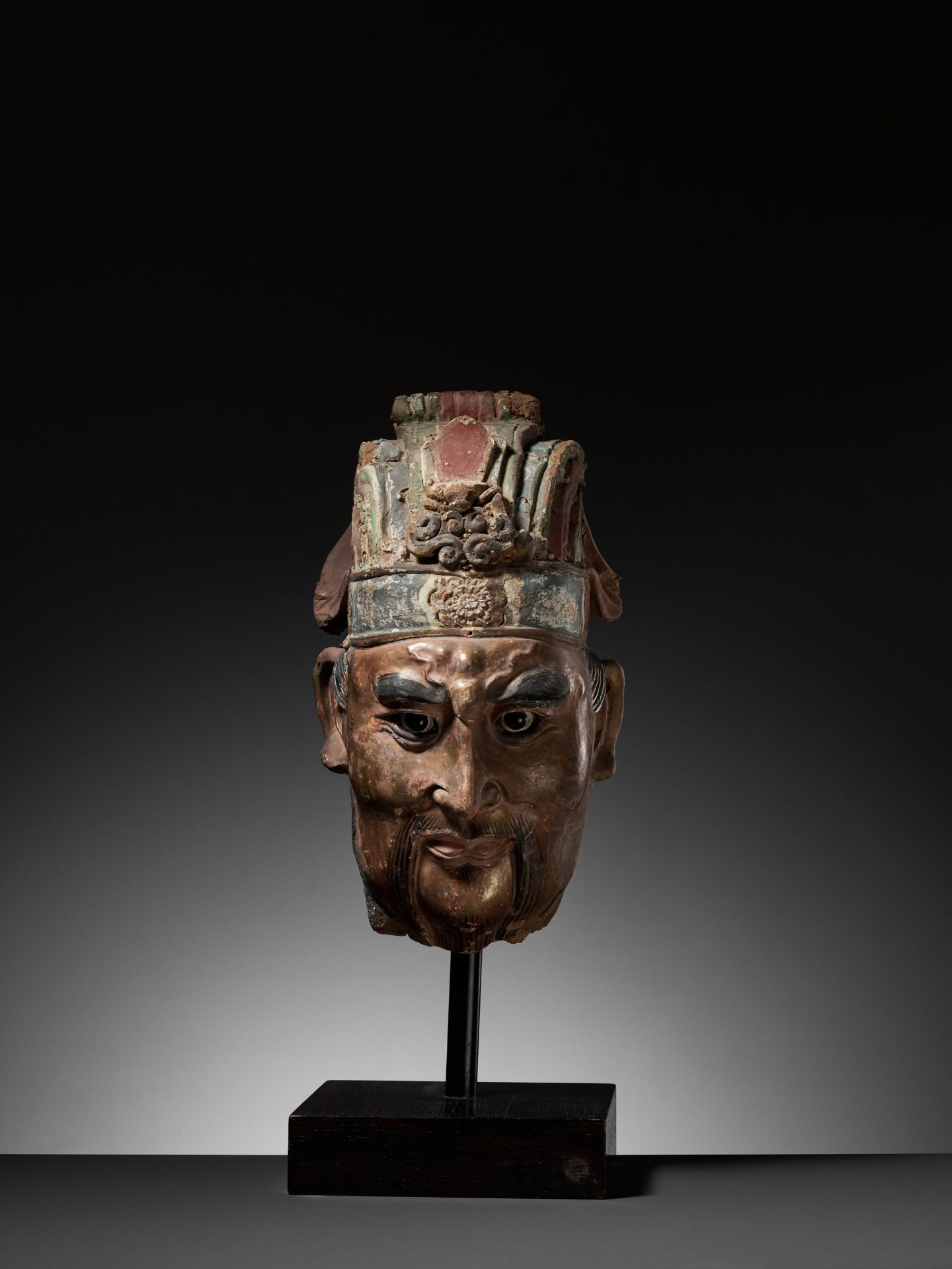 A LARGE PAINTED STUCCO HEAD OF A GUARDIAN KING, SONG TO MING DYNASTY - Bild 2 aus 16