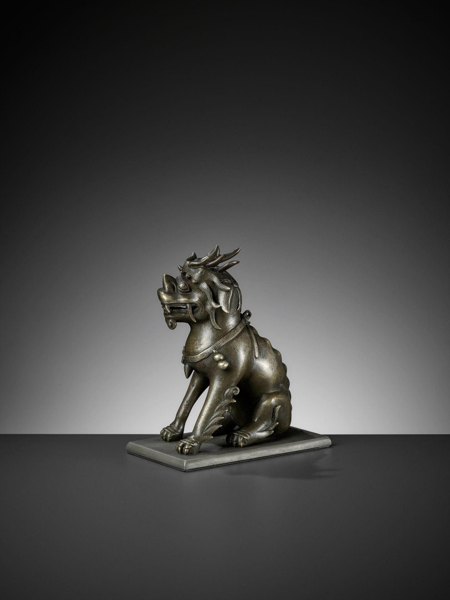 A SILVER WIRE-INLAID BRONZE FIGURE OF A QILIN, ATTRIBUTED TO SHISOU, QING DYNASTY - Image 5 of 12
