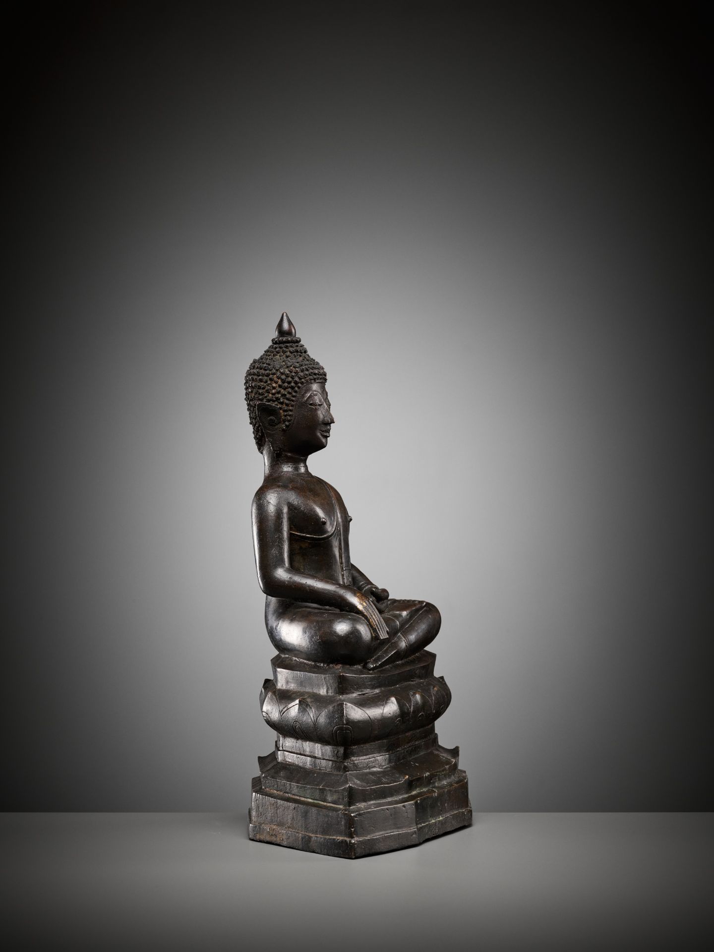 A BRONZE FIGURE OF BUDDHA SHAKYAMUNI, 16TH-17TH CENTURY - Bild 8 aus 11