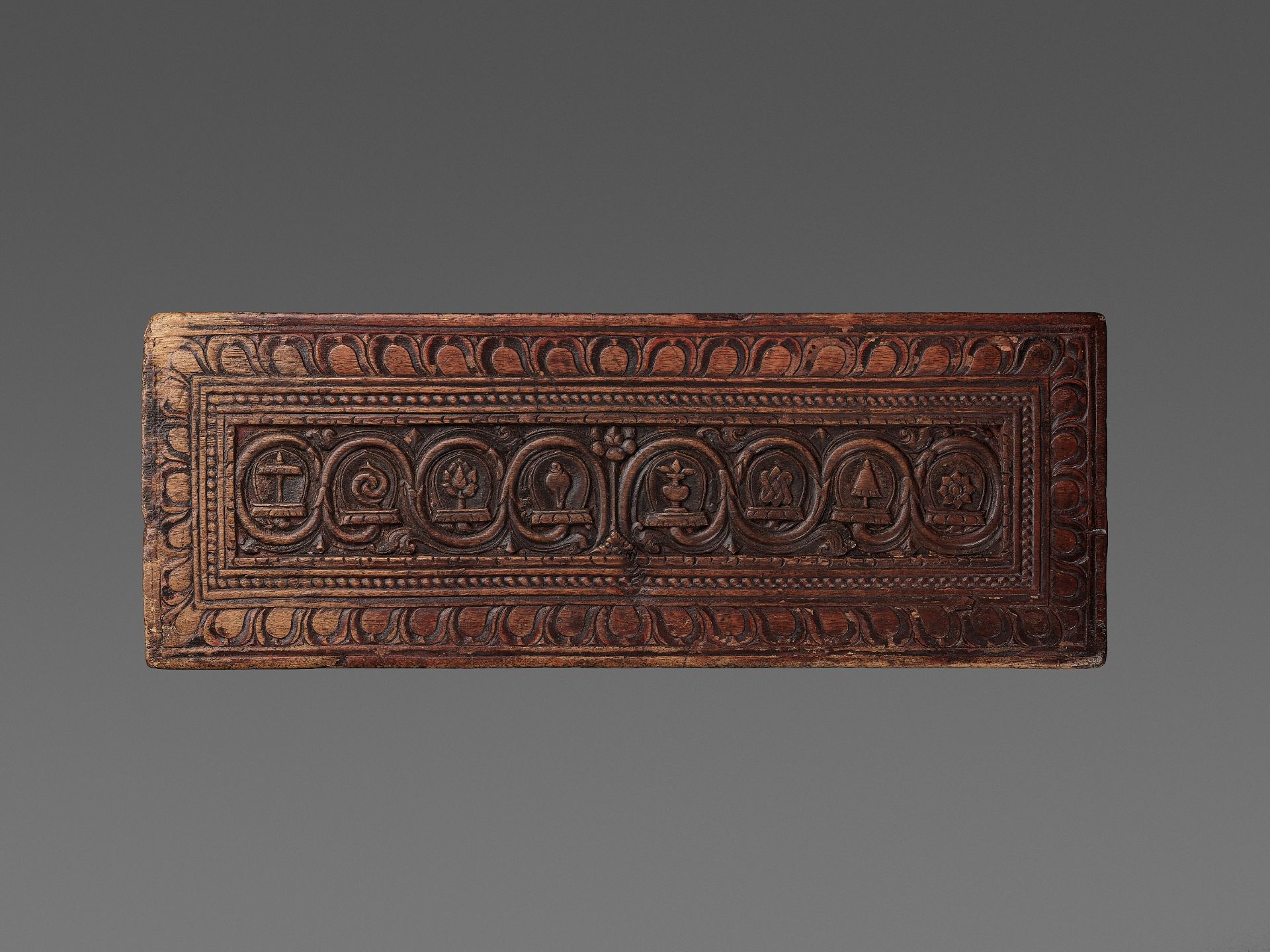 A CARVED WOOD 'EIGHT AUSPICIOUS SYMBOLS' MANUSCRIPT COVER - Bild 7 aus 8