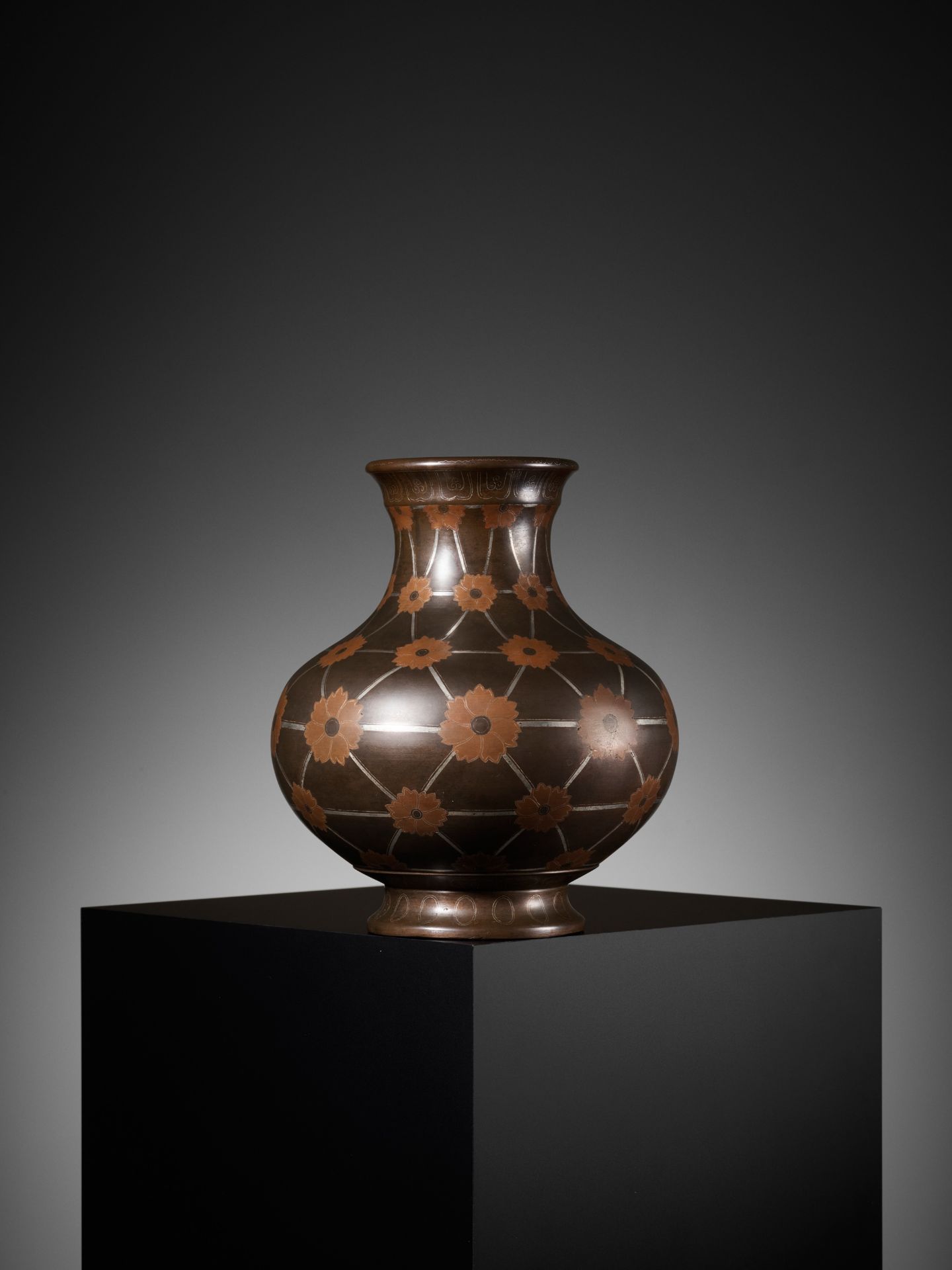 A COPPER AND SILVER-INLAID BRONZE 'FLORAL' VASE, ATTRIBUTED TO THE SHISOU WORKSHOP - Bild 2 aus 8