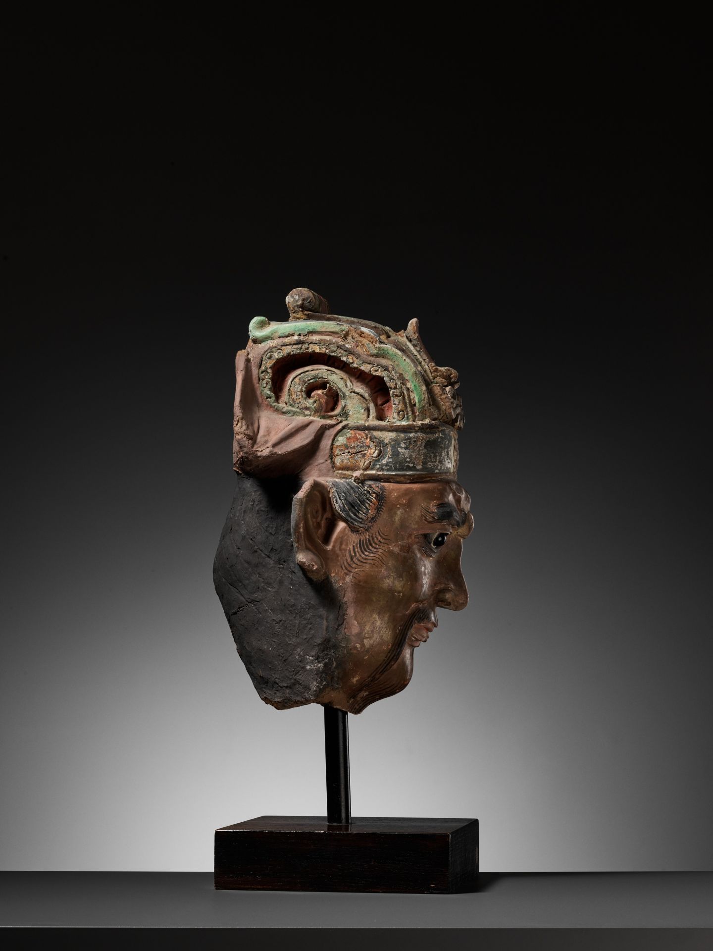 A LARGE PAINTED STUCCO HEAD OF A GUARDIAN KING, SONG TO MING DYNASTY - Bild 10 aus 16