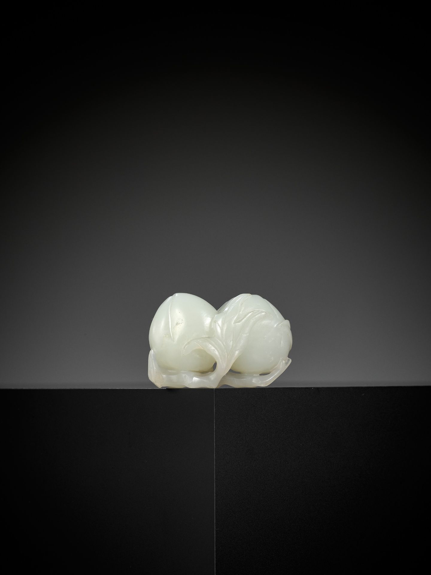 A WHITE JADE 'DOUBLE PEACH' CARVING, QING DYNASTY - Bild 8 aus 9