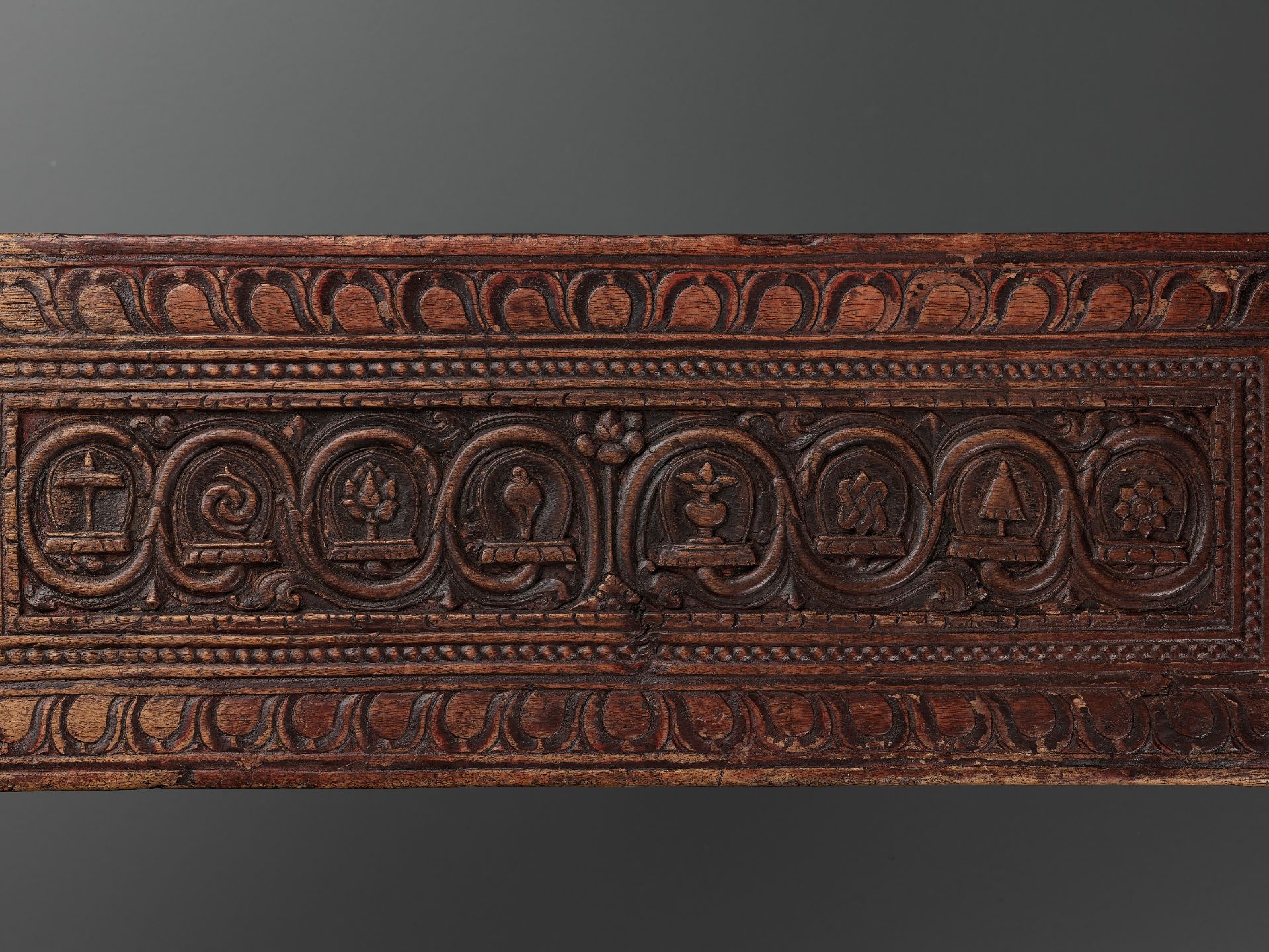 A CARVED WOOD 'EIGHT AUSPICIOUS SYMBOLS' MANUSCRIPT COVER - Bild 2 aus 8