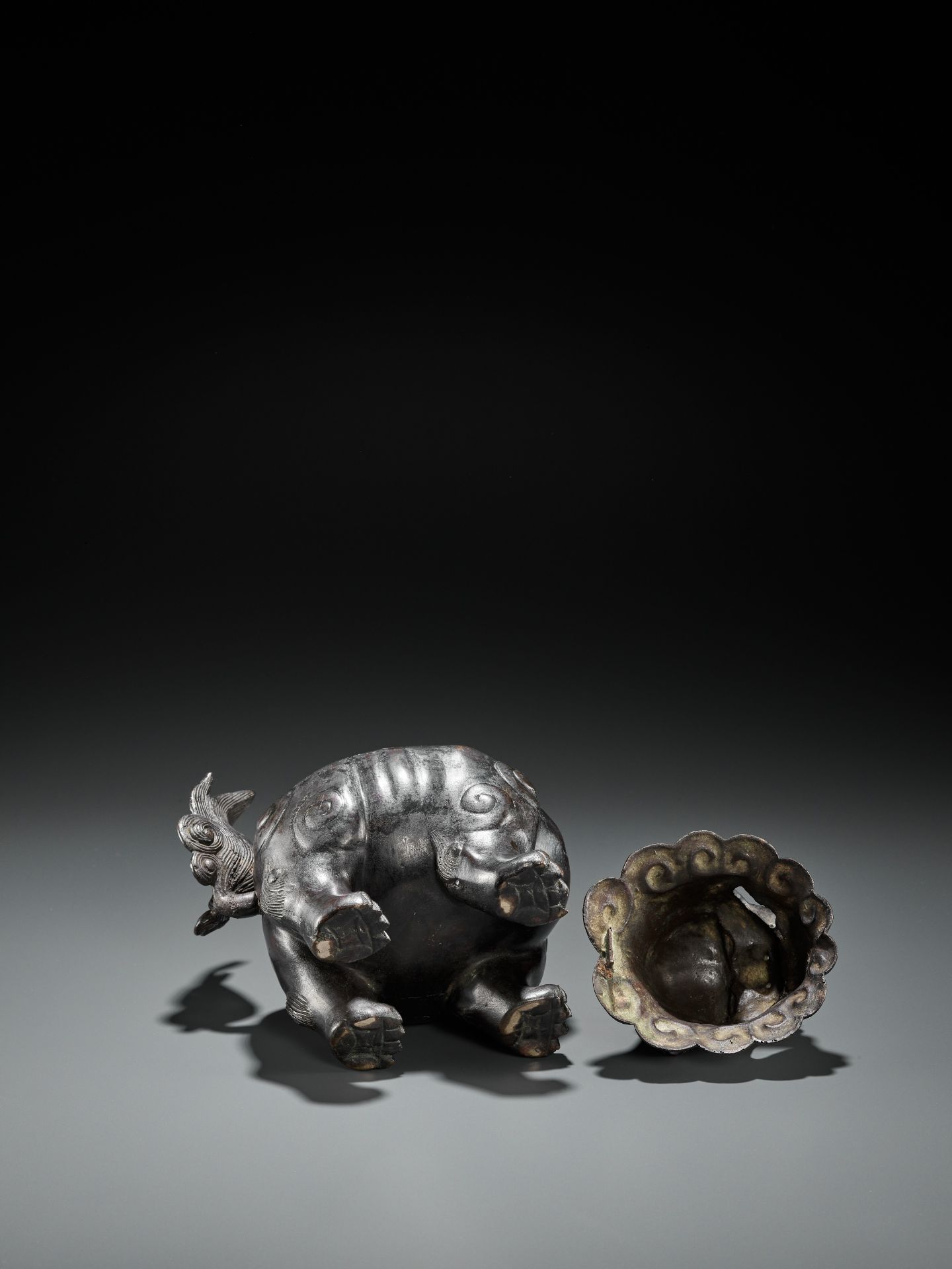 A BRONZE 'BUDDHIST LION' CENSER AND COVER, QING DYNASTY - Bild 15 aus 16