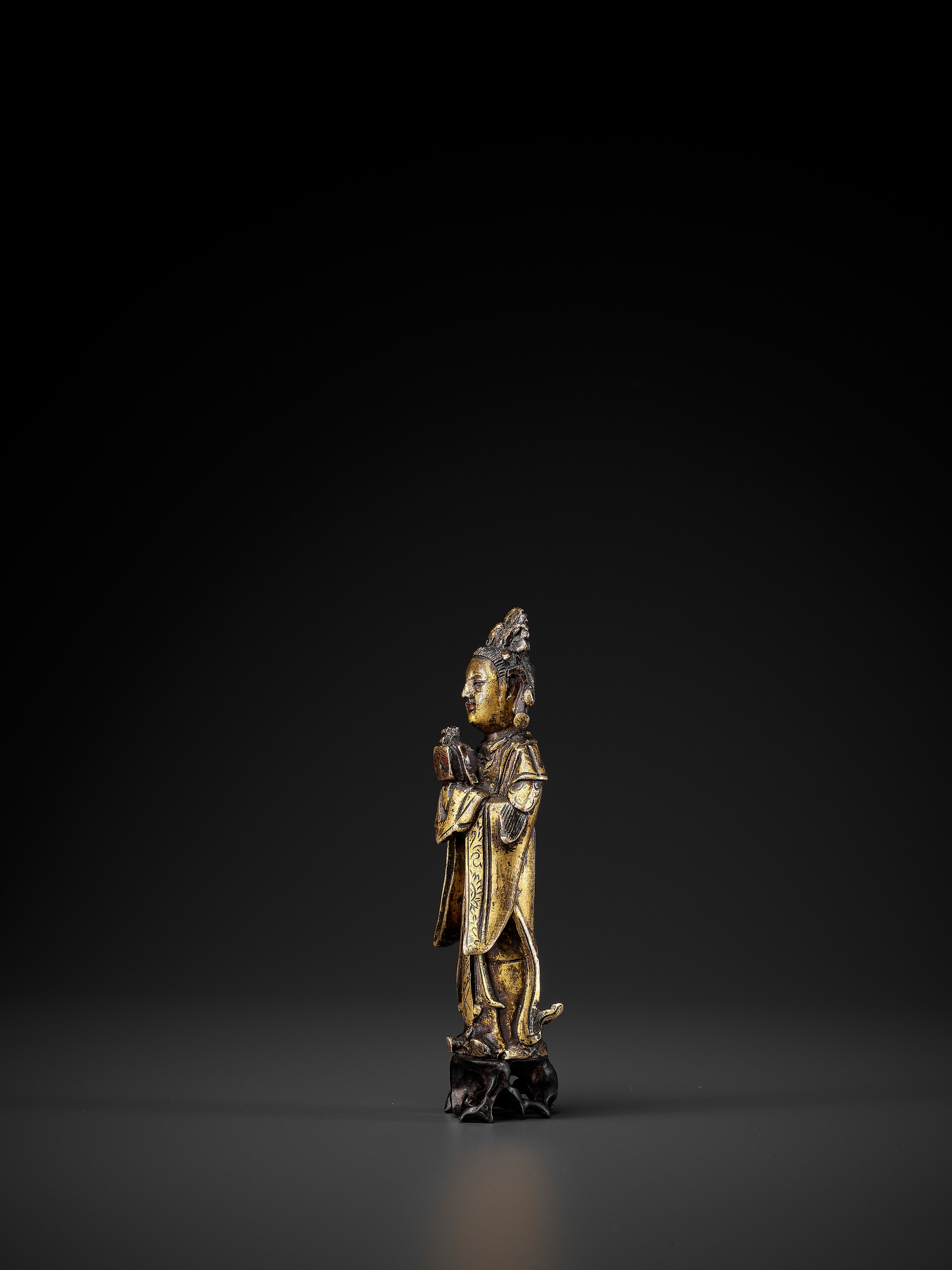 A GILT-BRONZE FIGURE OF A LADY, MING DYNASTY - Image 5 of 10