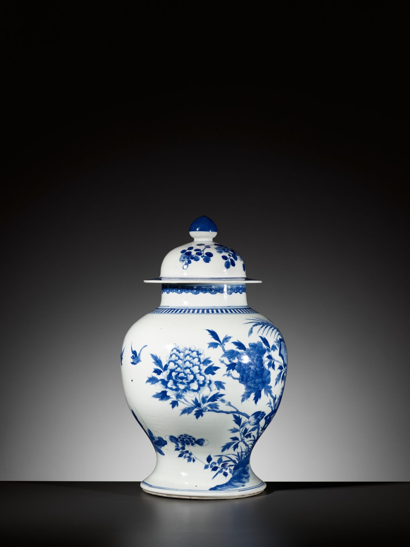 A BLUE AND WHITE BALUSTER JAR AND COVER, QING DYNASTY - Bild 5 aus 9