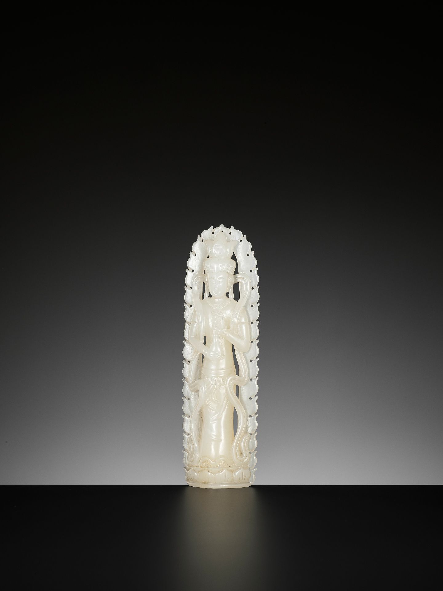 A WHITE JADE FIGURE OF GUANYIN, LATE QING TO REPUBLIC - Bild 3 aus 9