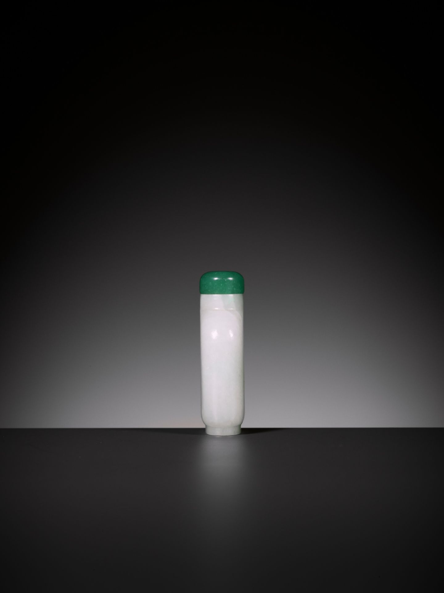 AN EMERALD-GREEN AND WHITE 'PINES IN THE SNOW' JADEITE SNUFF BOTTLE, 1770-1850 - Bild 3 aus 10