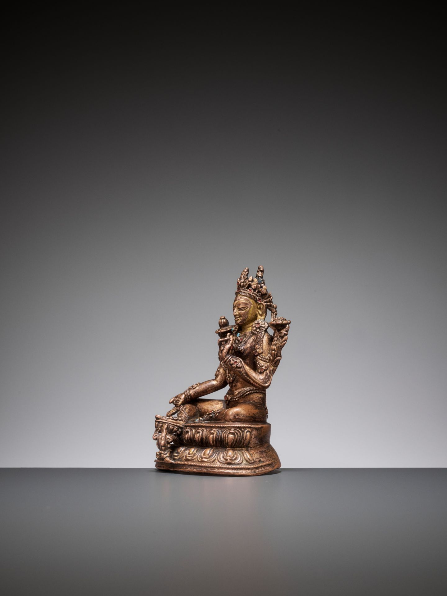 A GILT BRONZE FIGURE OF GREEN TARA, 15TH-16TH CENTURY - Bild 6 aus 10