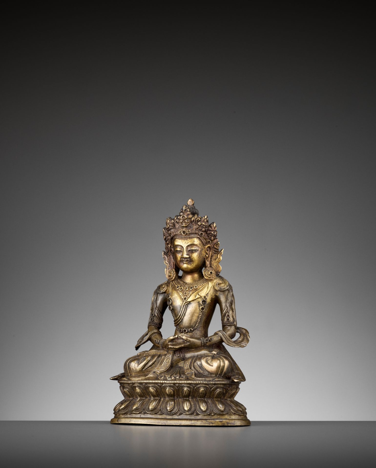 A GILT BRONZE FIGURE OF AMITAYUS, MID-QING - Bild 8 aus 15