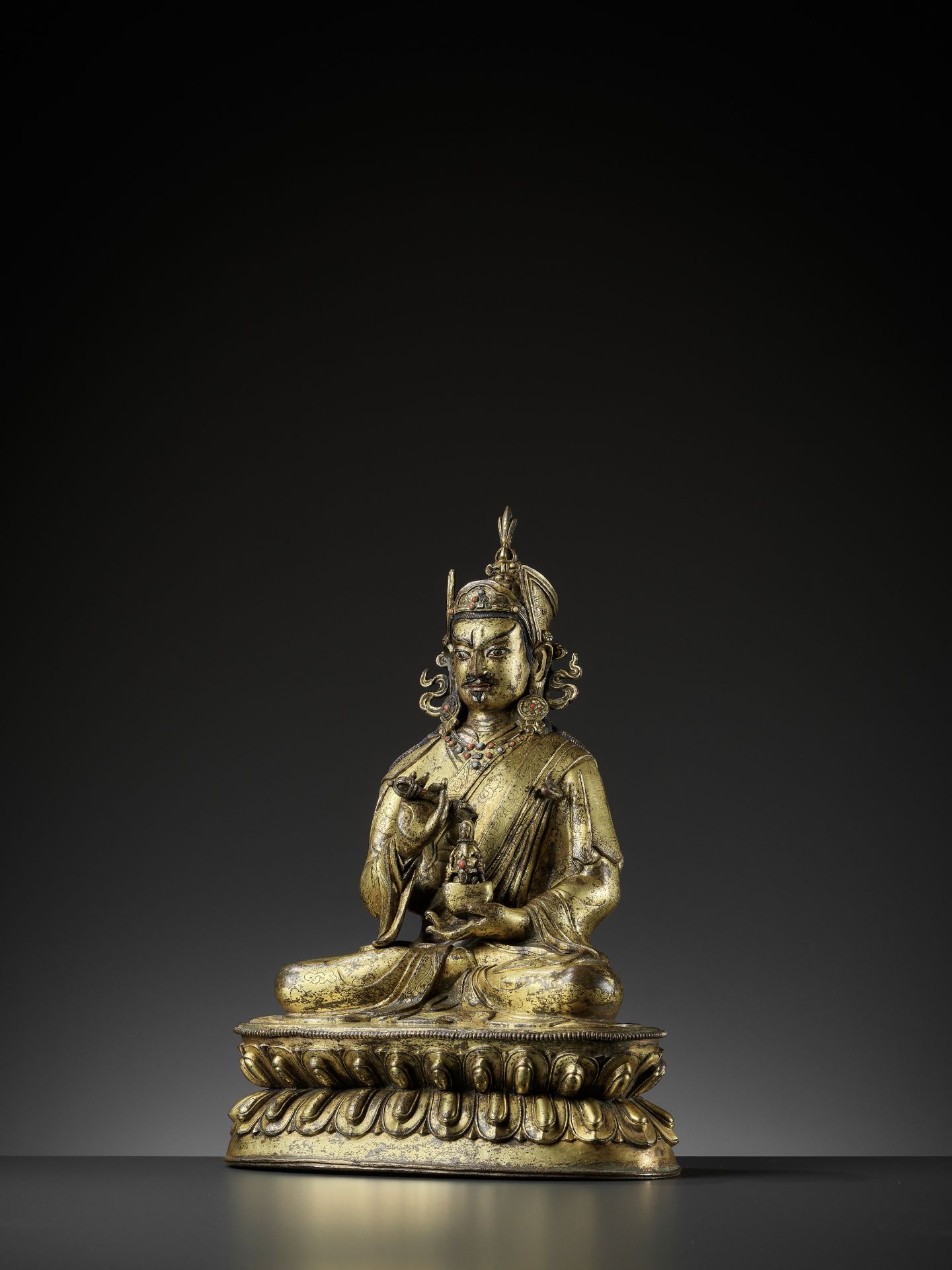 A LARGE GILT-BRONZE FIGURE OF PADMASAMBHAVA, LATE QING TO REPUBLIC - Bild 12 aus 17