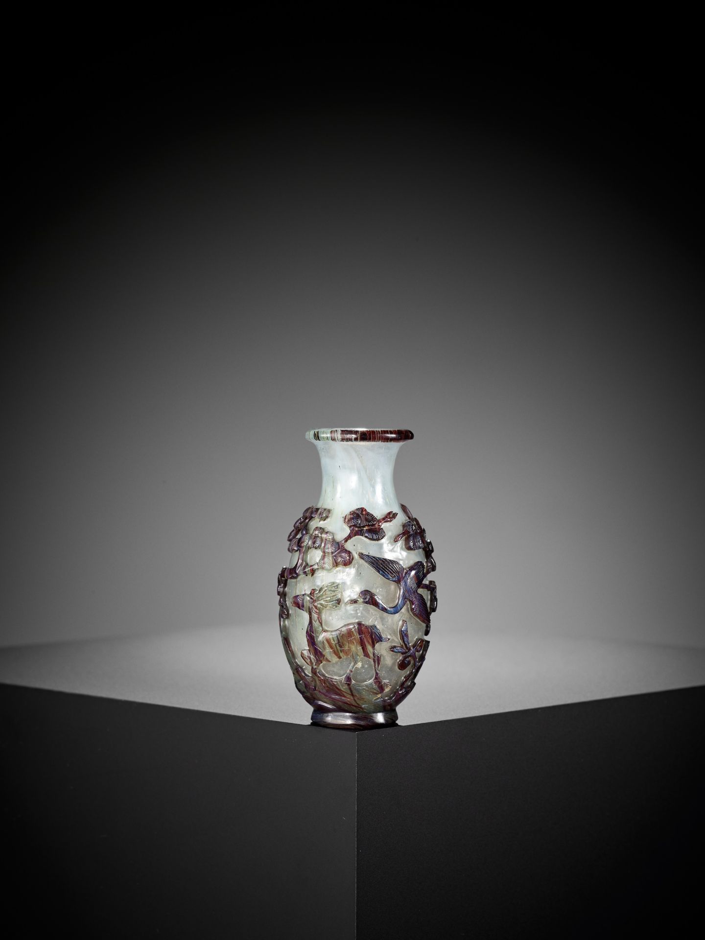 A 'BANDED AGATE' OVERLAY GLASS VASE, 18TH CENTURY - Bild 2 aus 9