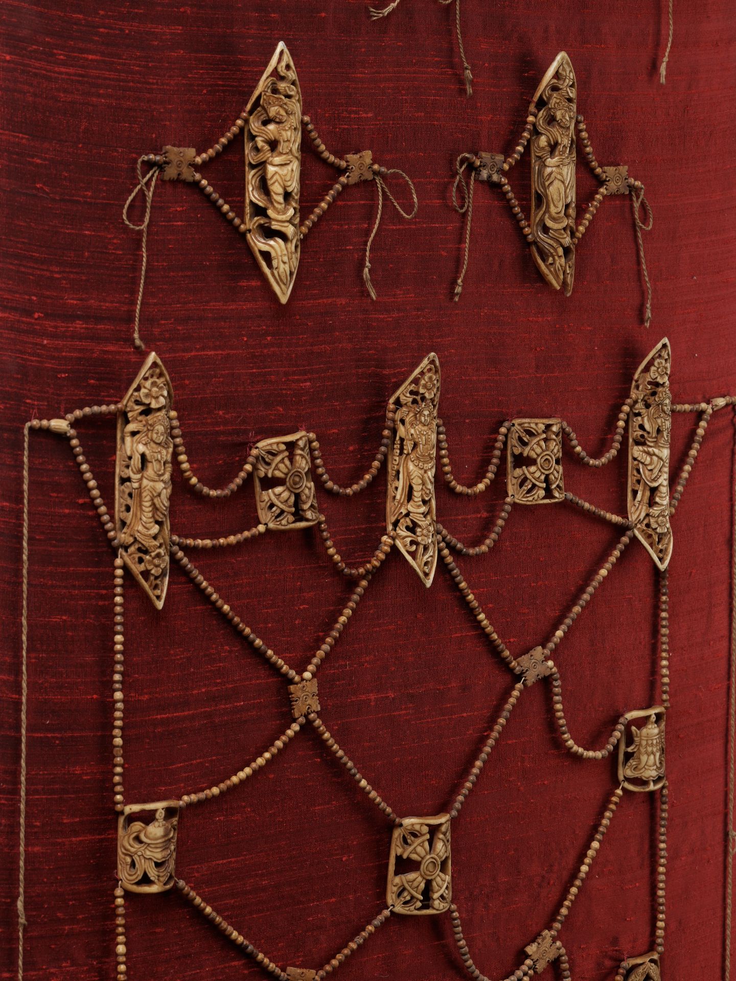 A TIBETAN RITUAL BONE APRON, 18TH-19TH CENTURY - Bild 4 aus 8