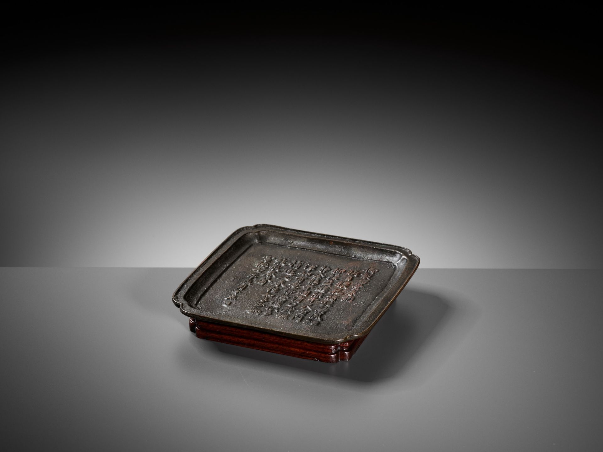 AN IMPERIALLY INSCRIBED BRONZE INCENSE TRAY, QING DYNASTY - Bild 4 aus 10