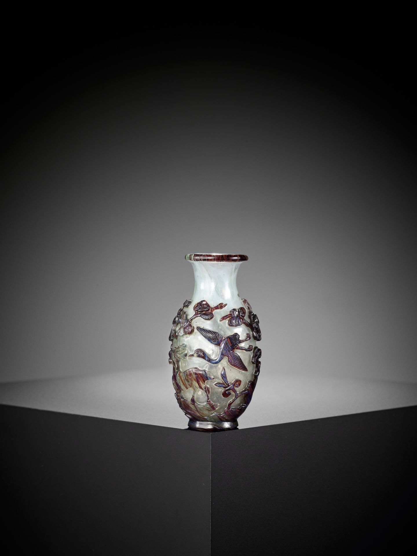 A 'BANDED AGATE' OVERLAY GLASS VASE, 18TH CENTURY - Bild 5 aus 9