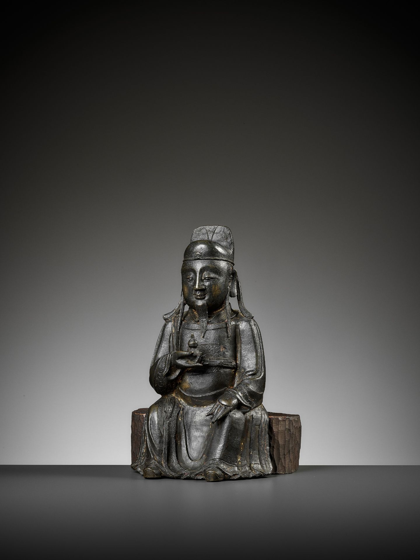 A BRONZE FIGURE OF A DAOIST DIGNITARY, MING DYNASTY - Bild 10 aus 11