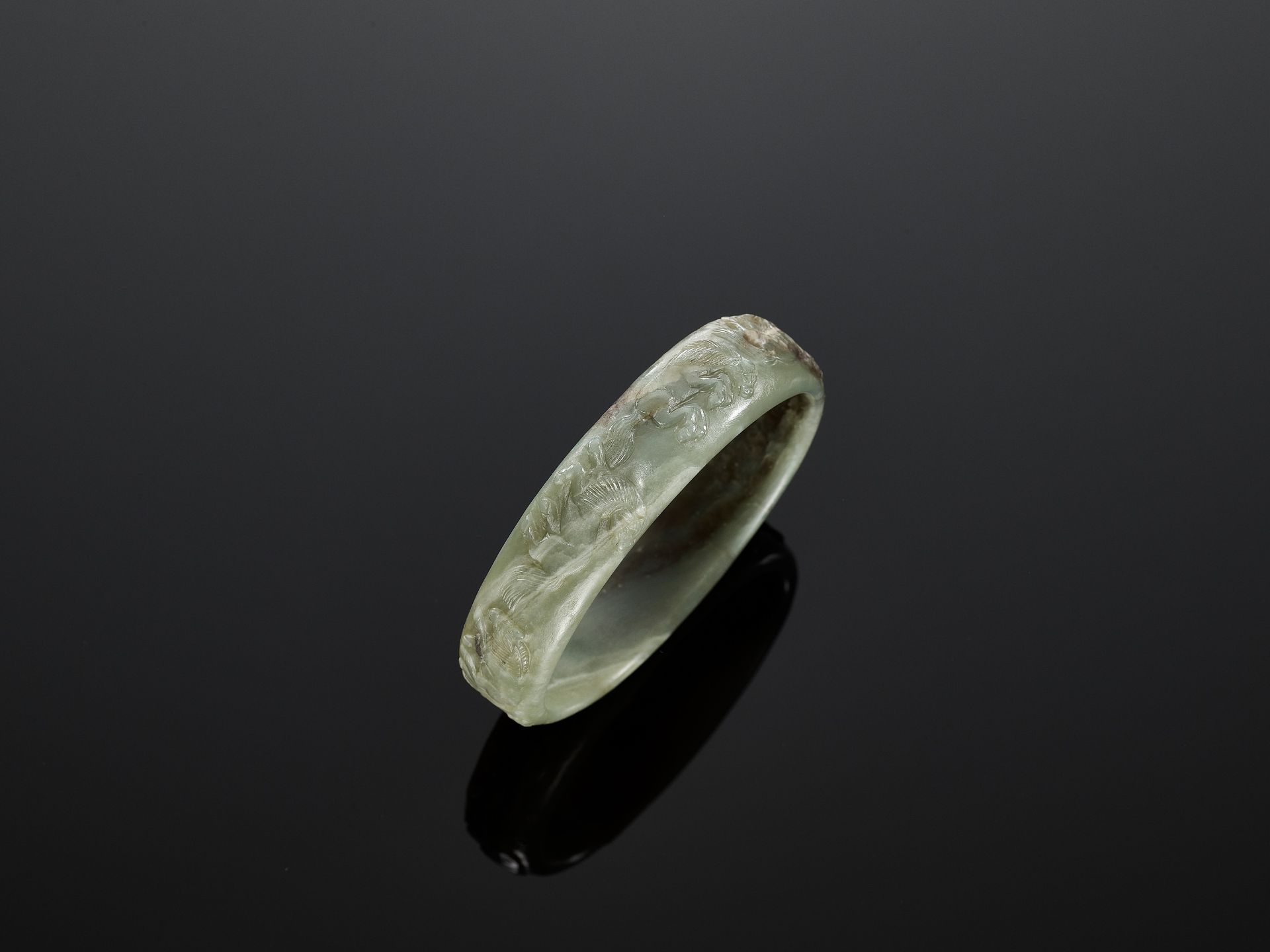 A CELADON JADE 'EIGHT HORSES OF MU WANG' BANGLE, QING DYNASTY - Bild 10 aus 10