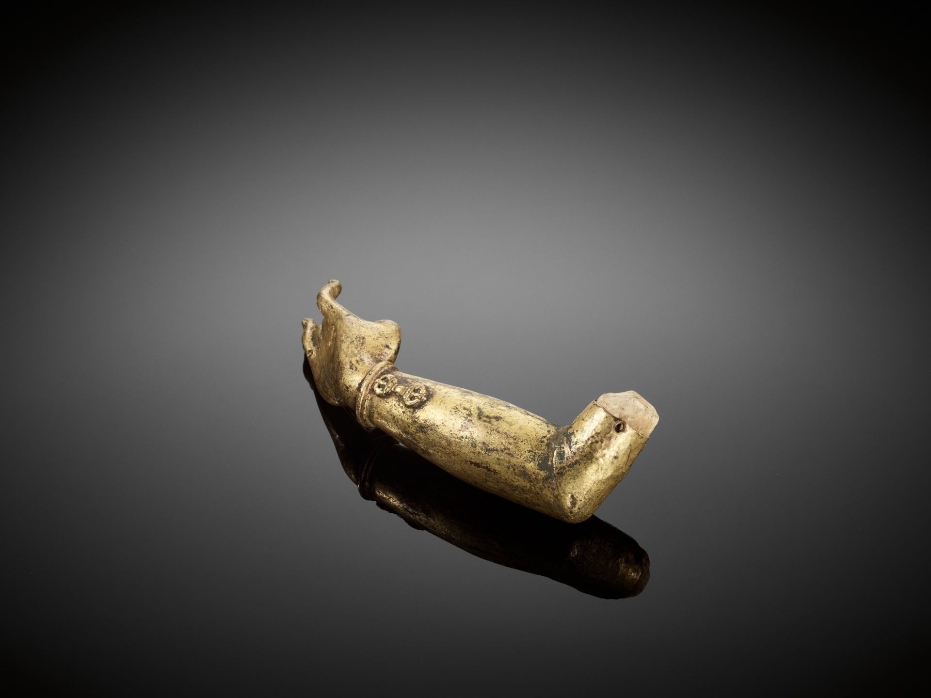 A GILT BRONZE 'KARANA MUDRA' FRAGMENTARY ARM, MING DYNASTY - Bild 8 aus 9