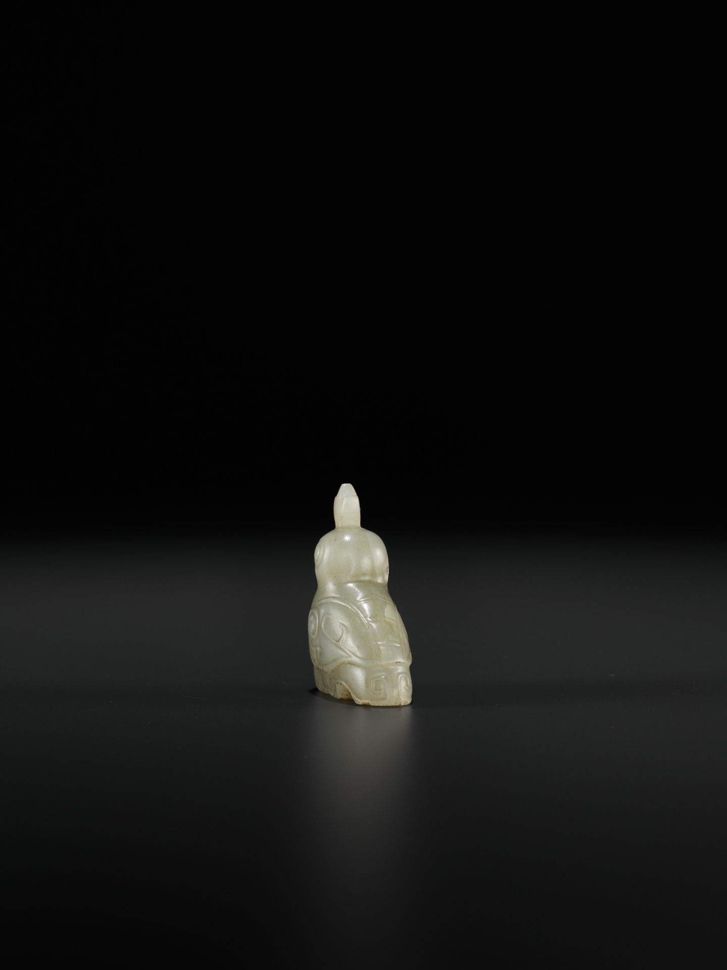 A PALE CELADON JADE CARVING OF A BIRD, WESTERN ZHOU DYNASTY - Bild 2 aus 10