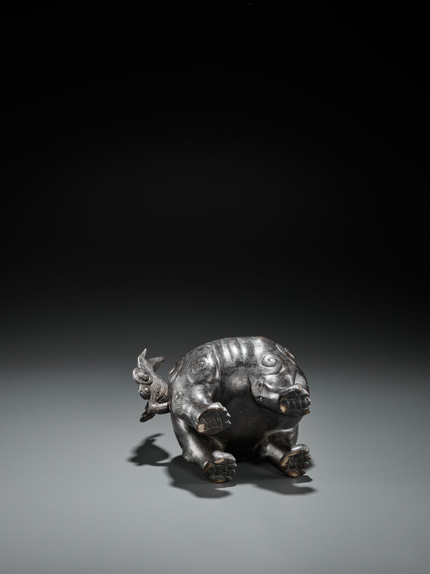A BRONZE 'BUDDHIST LION' CENSER AND COVER, QING DYNASTY - Bild 14 aus 16