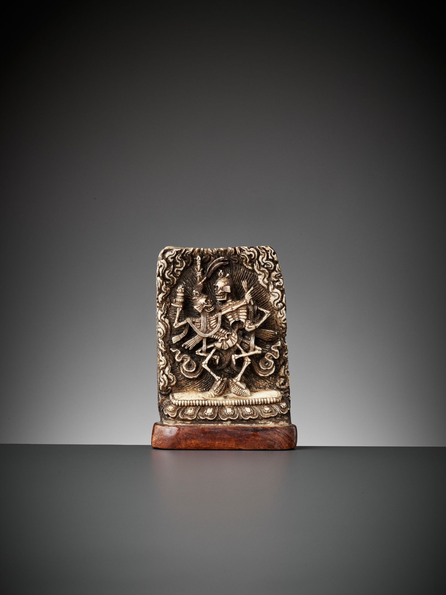 A RITUAL BONE PLAQUE OF CITIPATI, 17TH CENTURY - Bild 3 aus 10