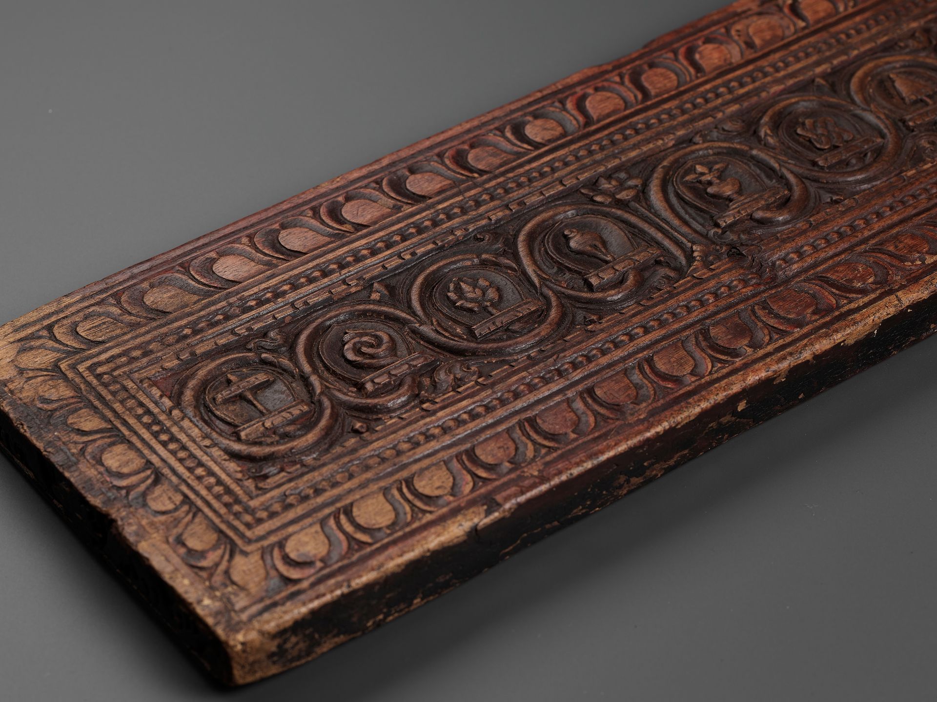 A CARVED WOOD 'EIGHT AUSPICIOUS SYMBOLS' MANUSCRIPT COVER - Bild 3 aus 8