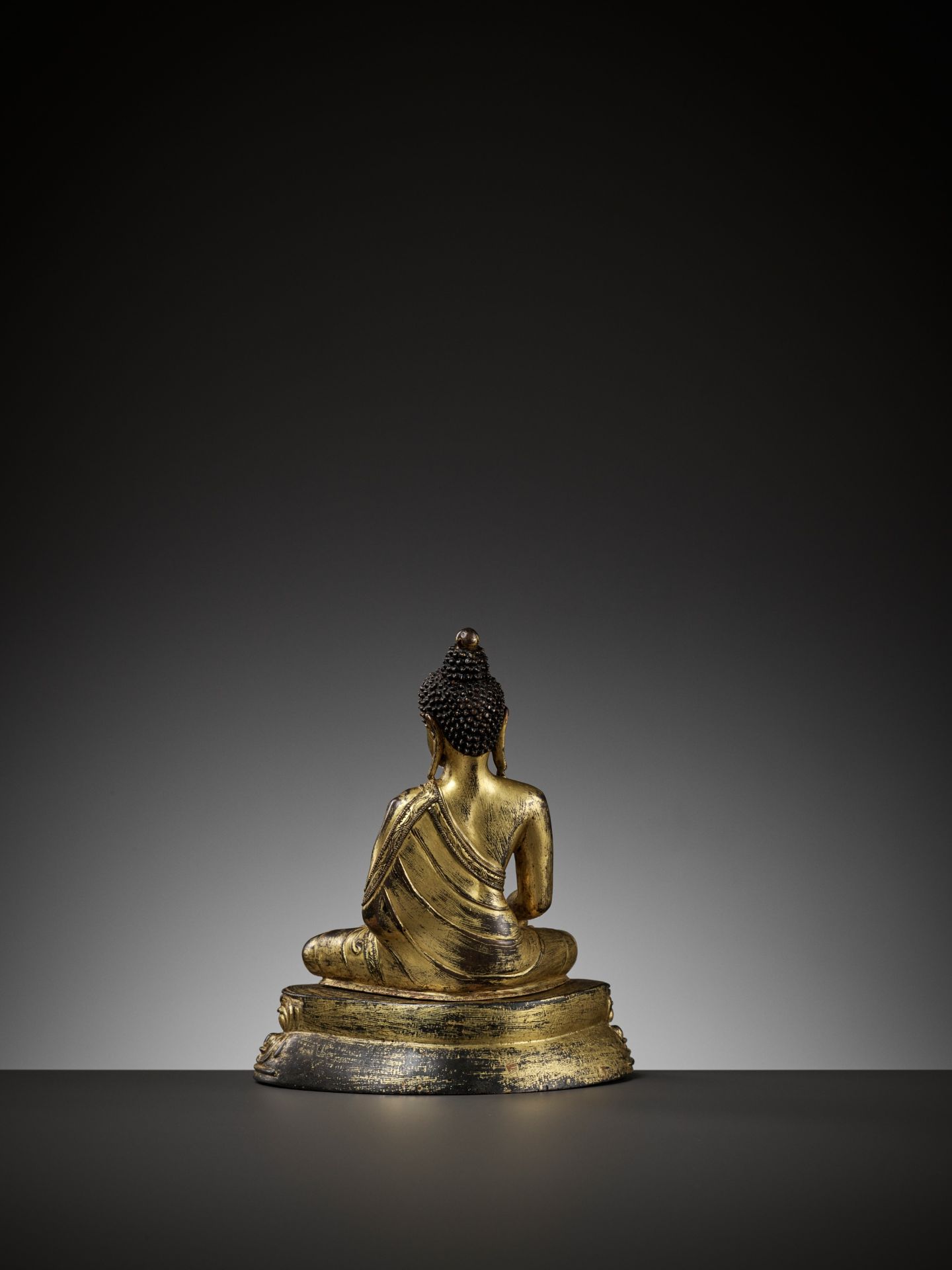 A GILT BRONZE FIGURE OF BUDDHA SHAKYAMUNI, 15TH CENTURY - Bild 7 aus 11