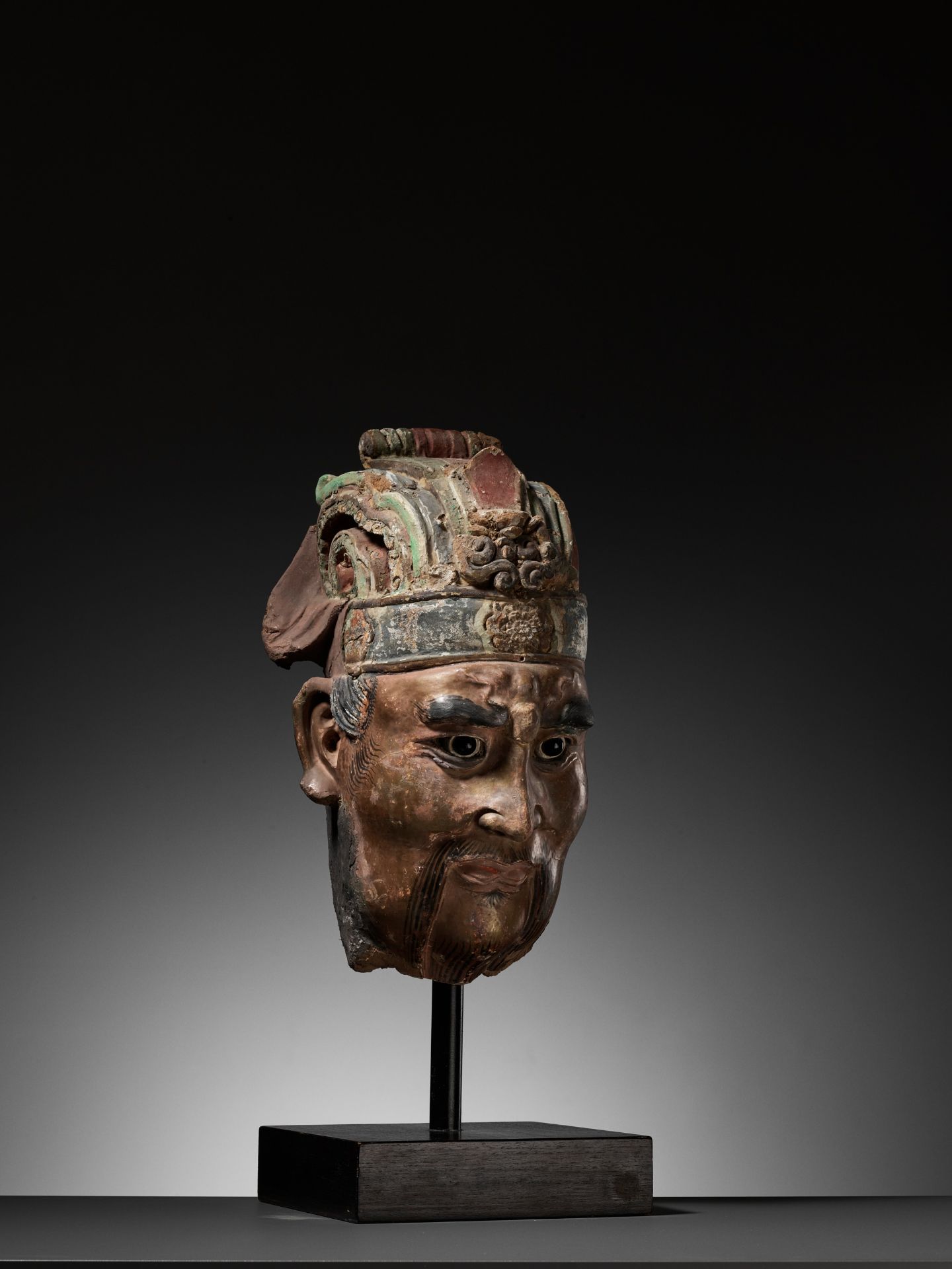 A LARGE PAINTED STUCCO HEAD OF A GUARDIAN KING, SONG TO MING DYNASTY - Bild 14 aus 16